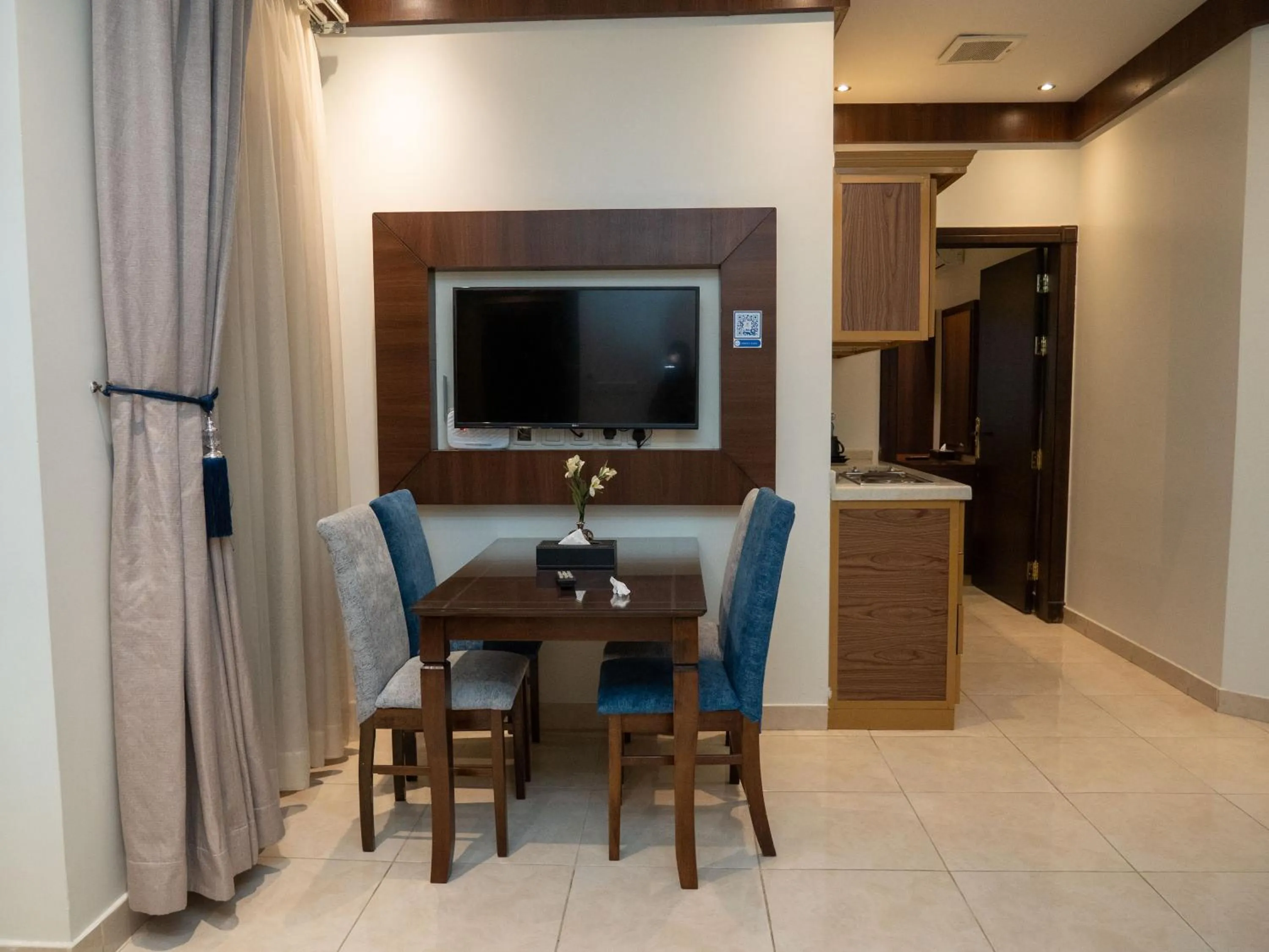 Communal lounge/ TV room in Innyar Hotel