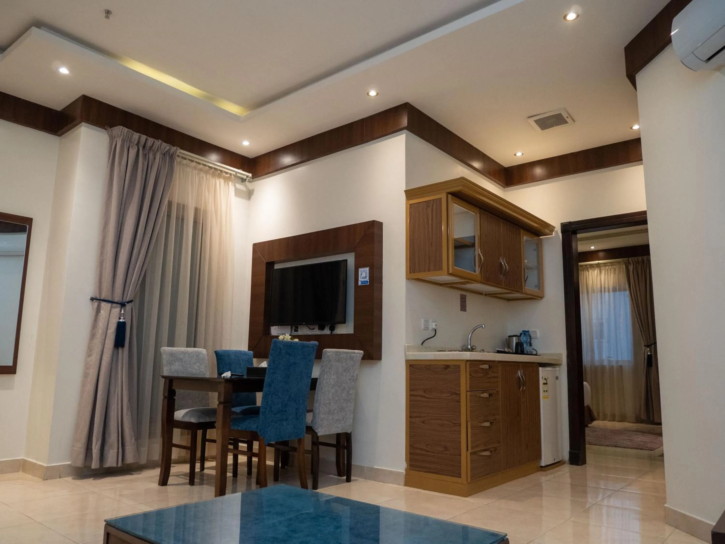 Communal lounge/ TV room in Innyar Hotel