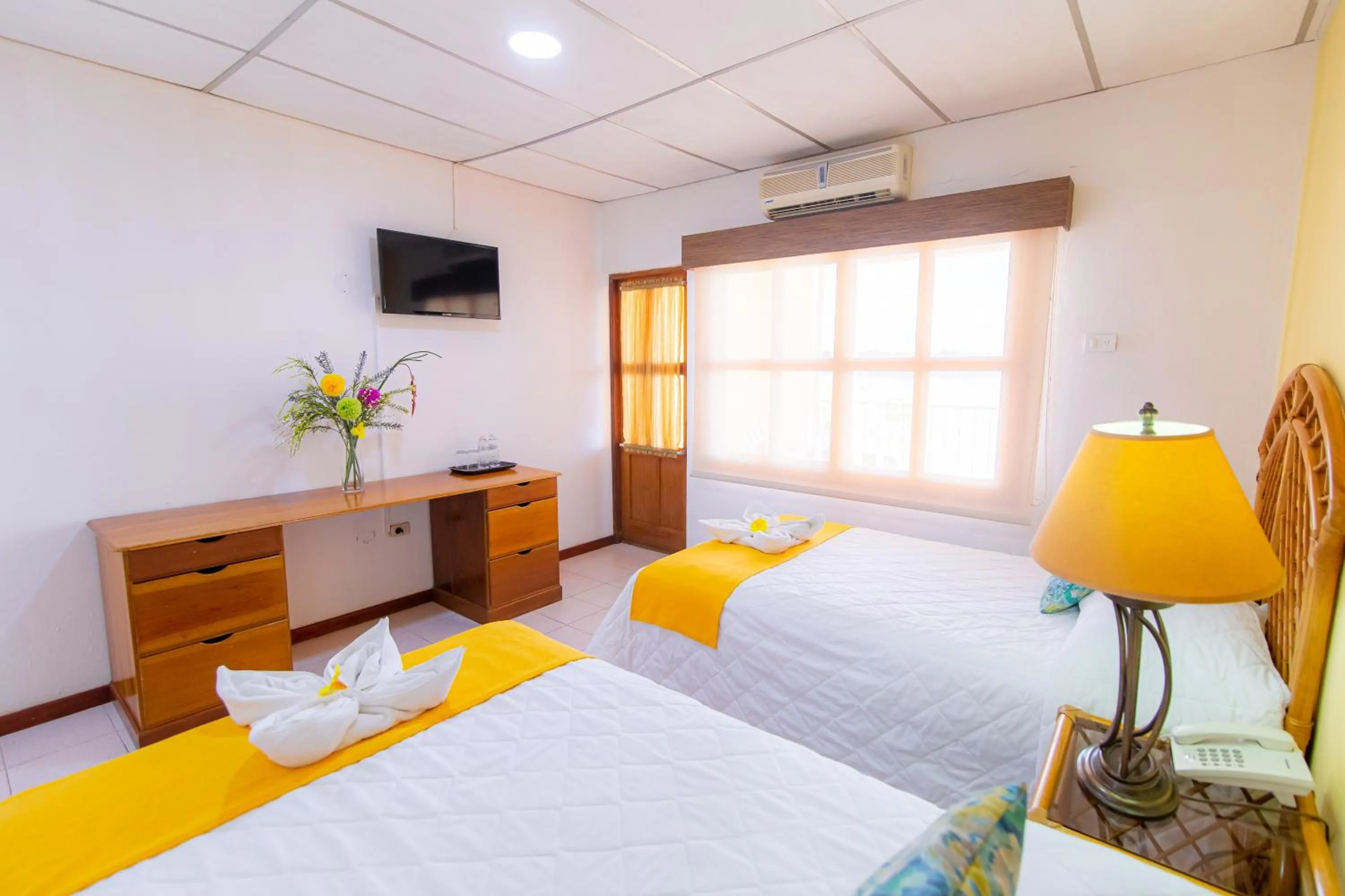 Lake view, Bed in Hotel Santana