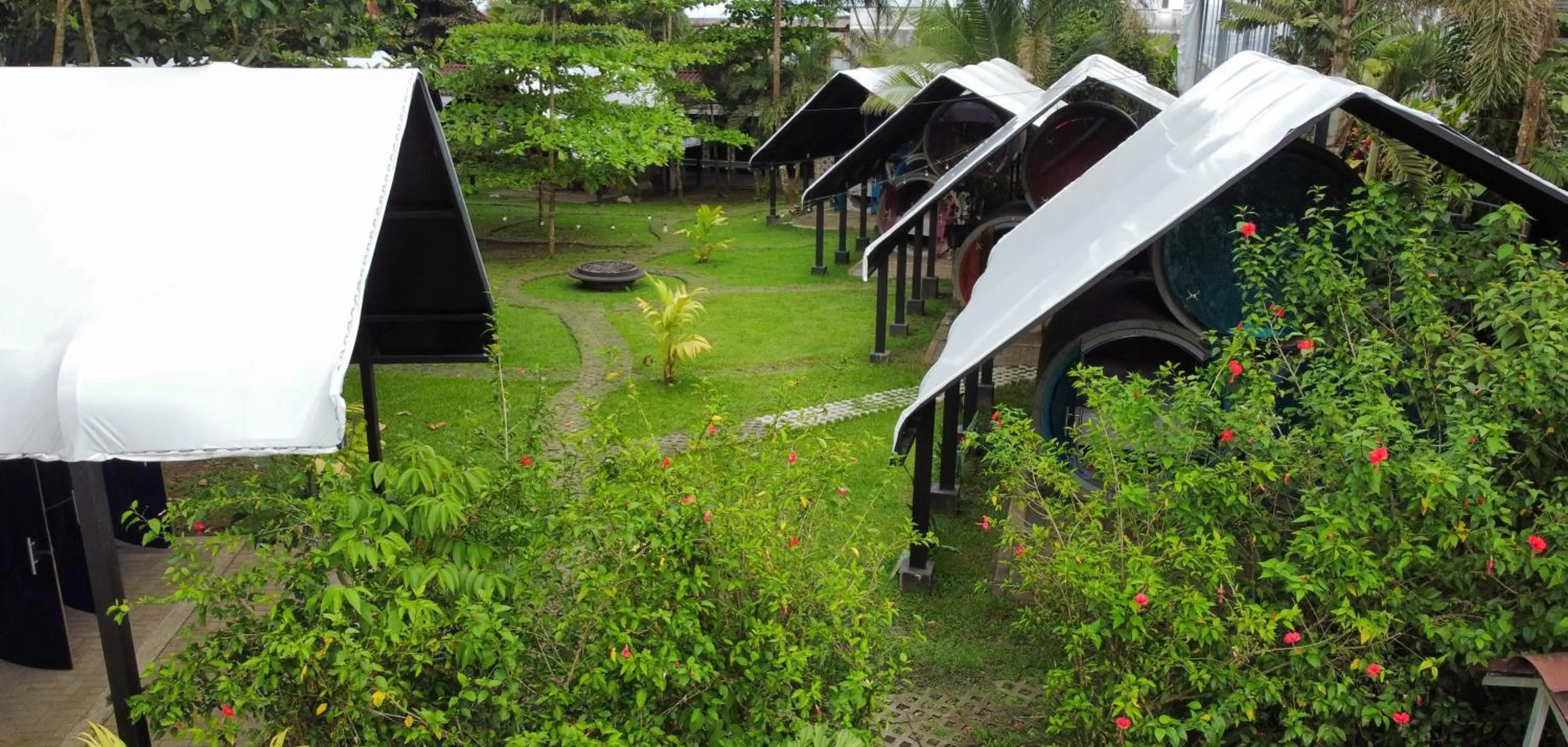 Property building in Arenal Backpackers Resort