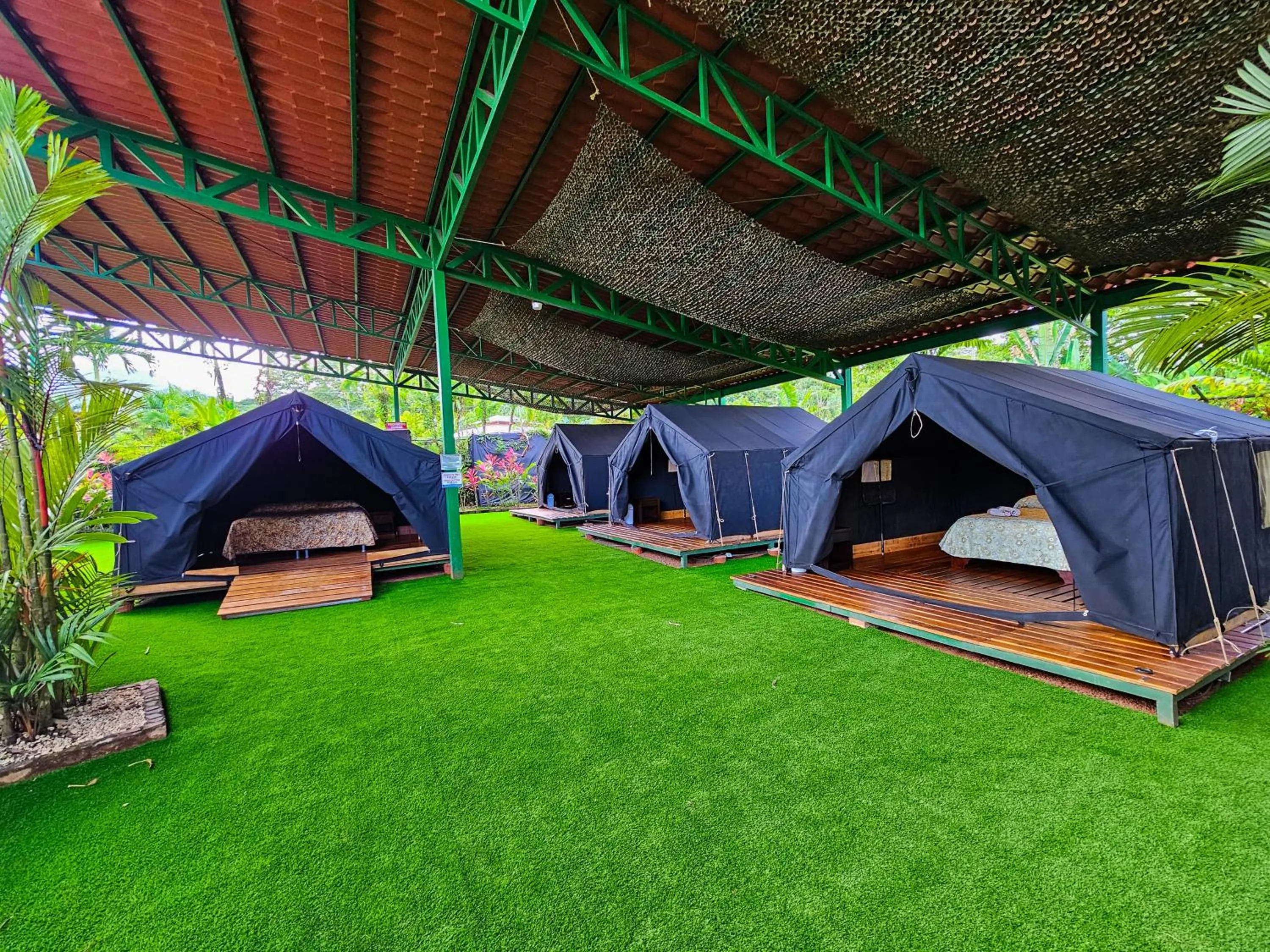 Property building in Arenal Backpackers Resort