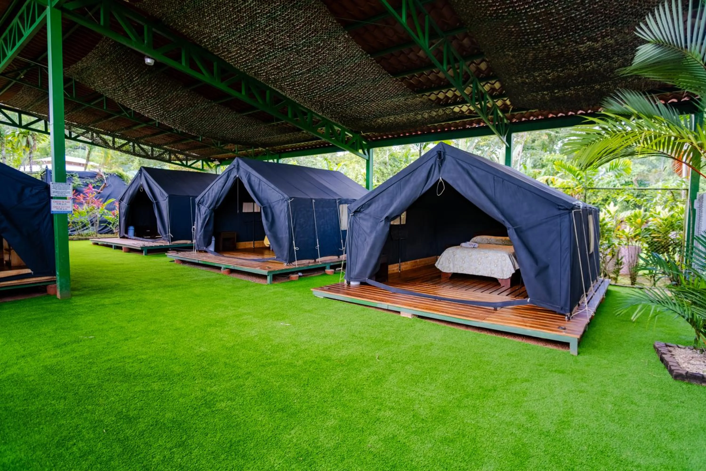 Property building in Arenal Backpackers Resort