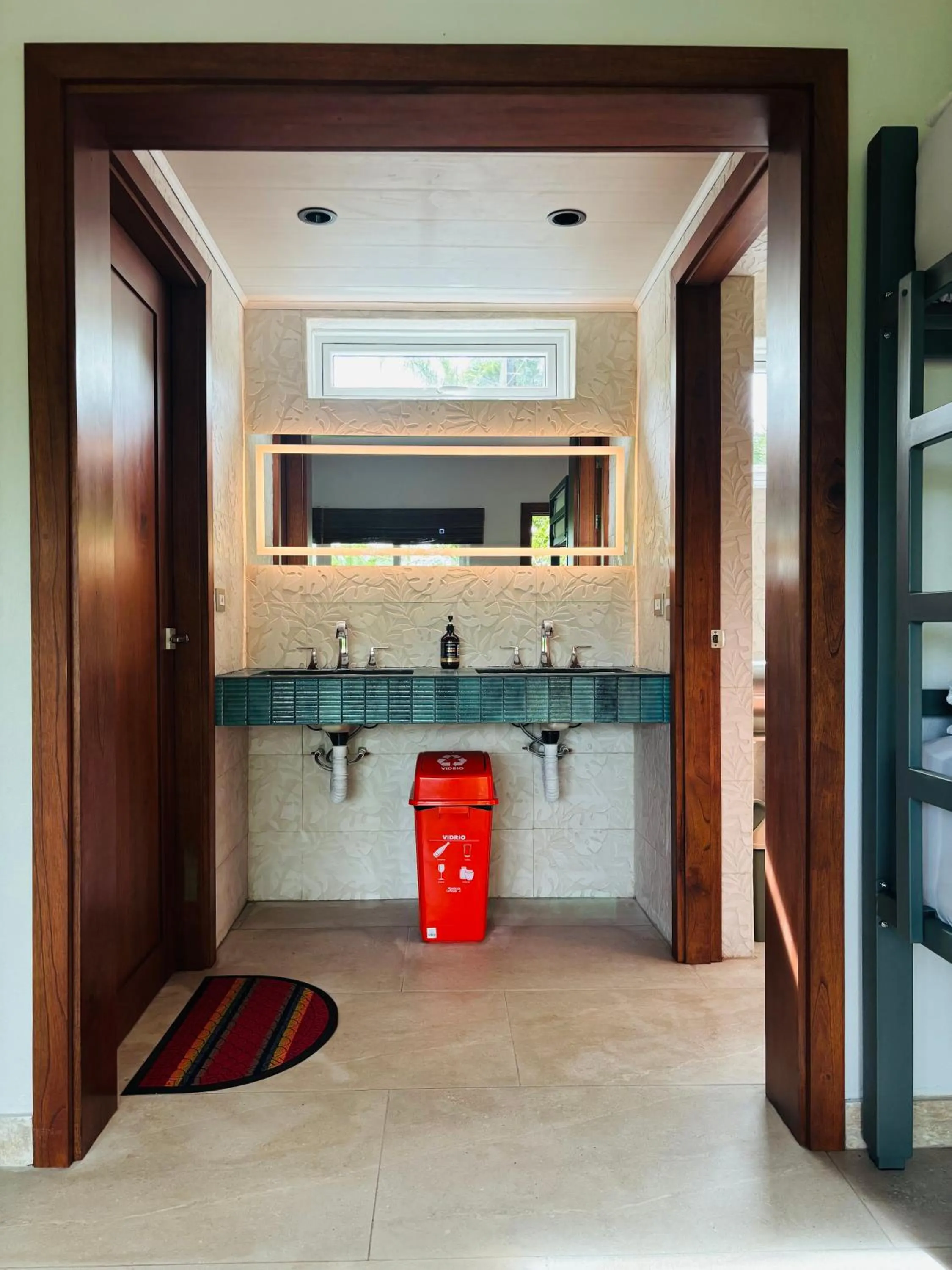 Property building in Arenal Backpackers Resort