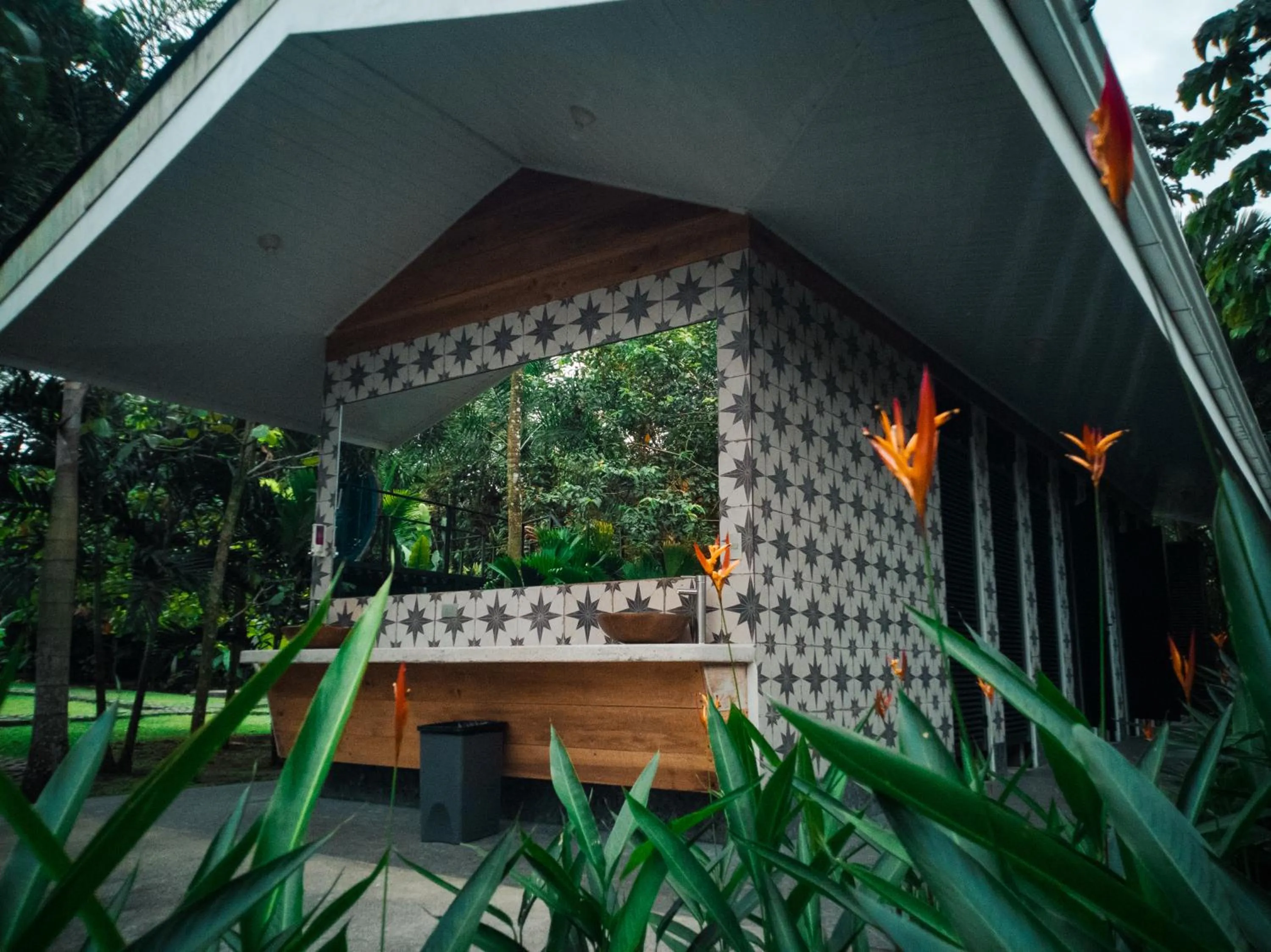 Property building in Arenal Backpackers Resort