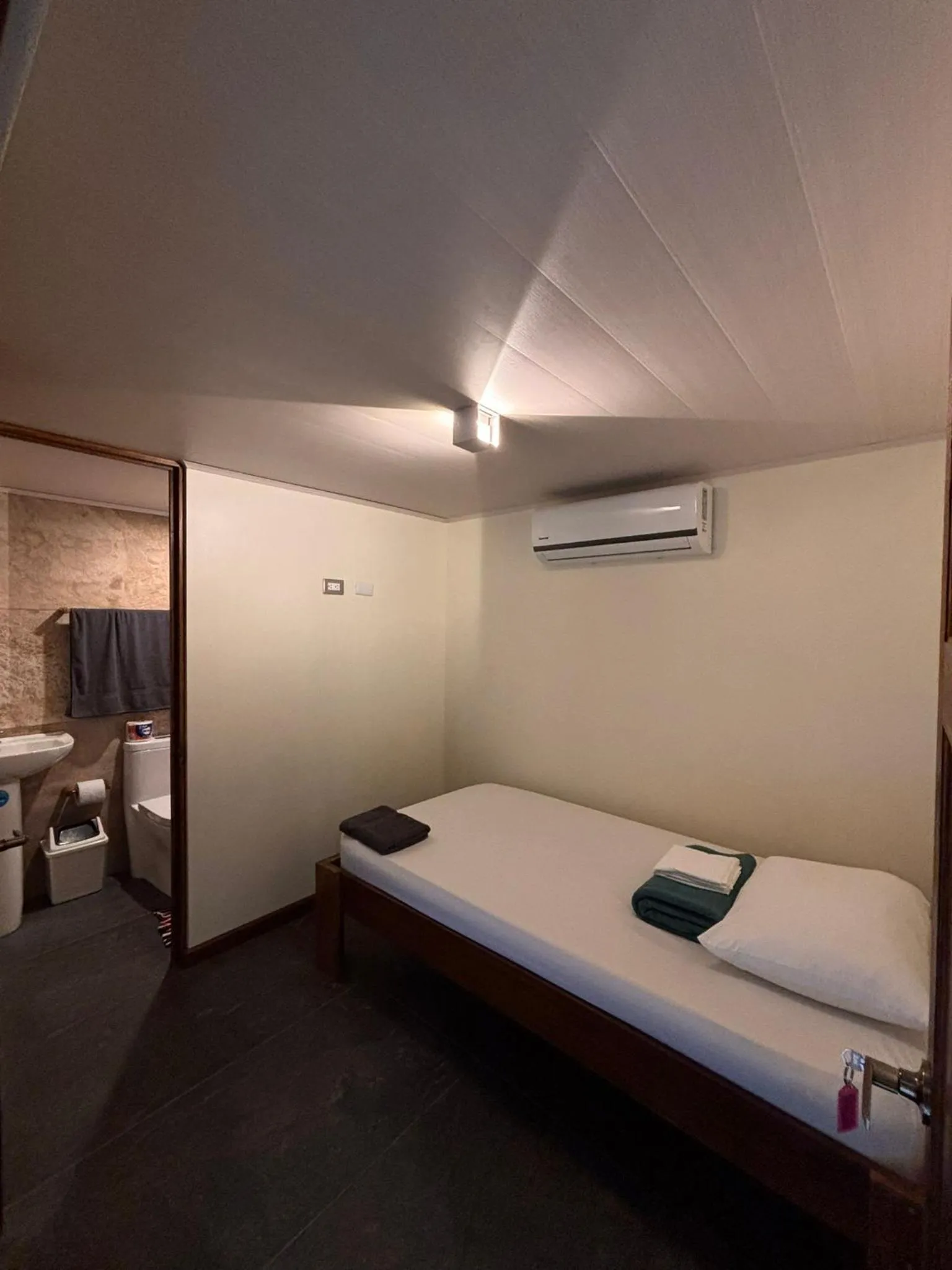 Bathroom, Bed in Arenal Backpackers Resort