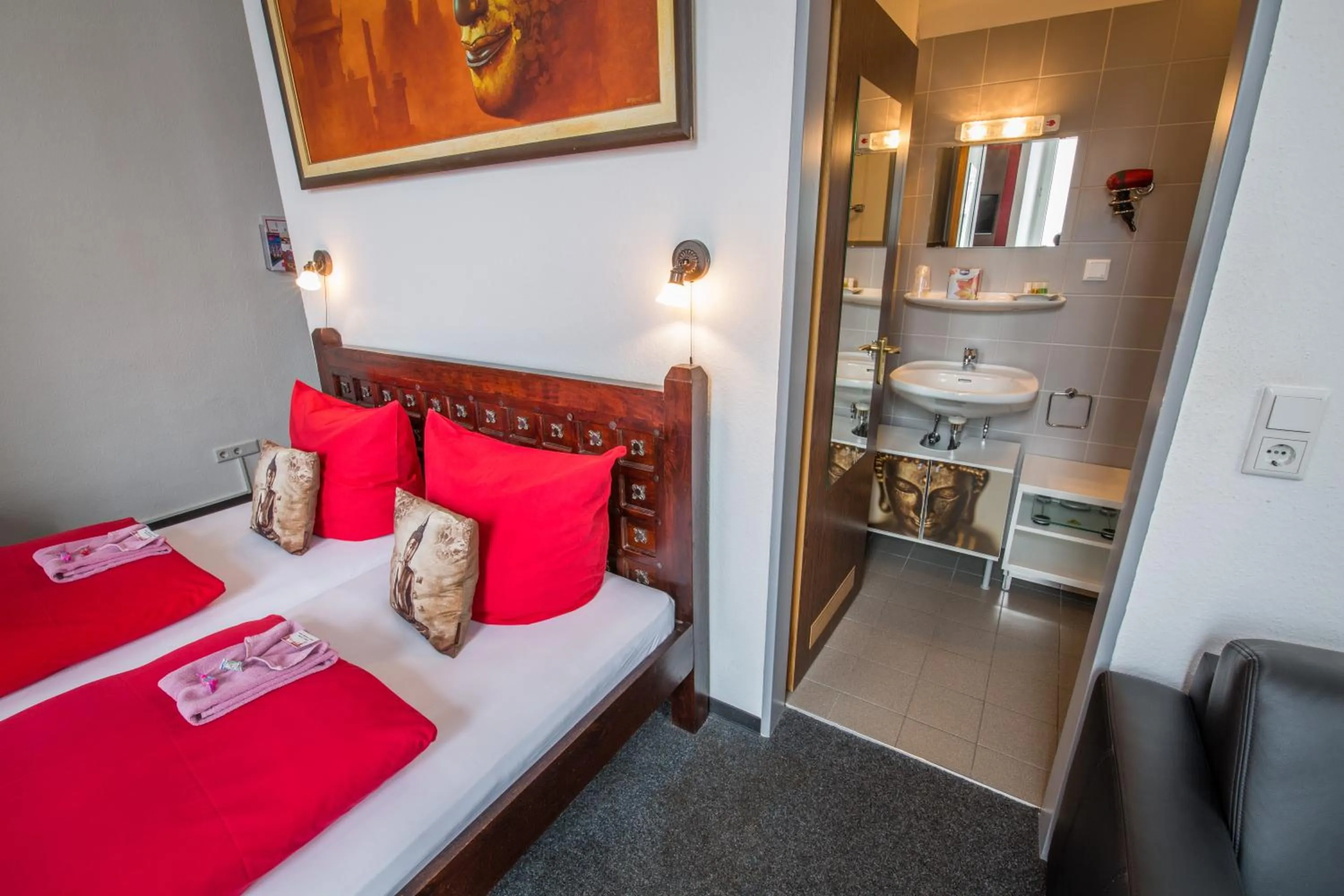 Bathroom, Bed in Aparthotel am Münzplatz