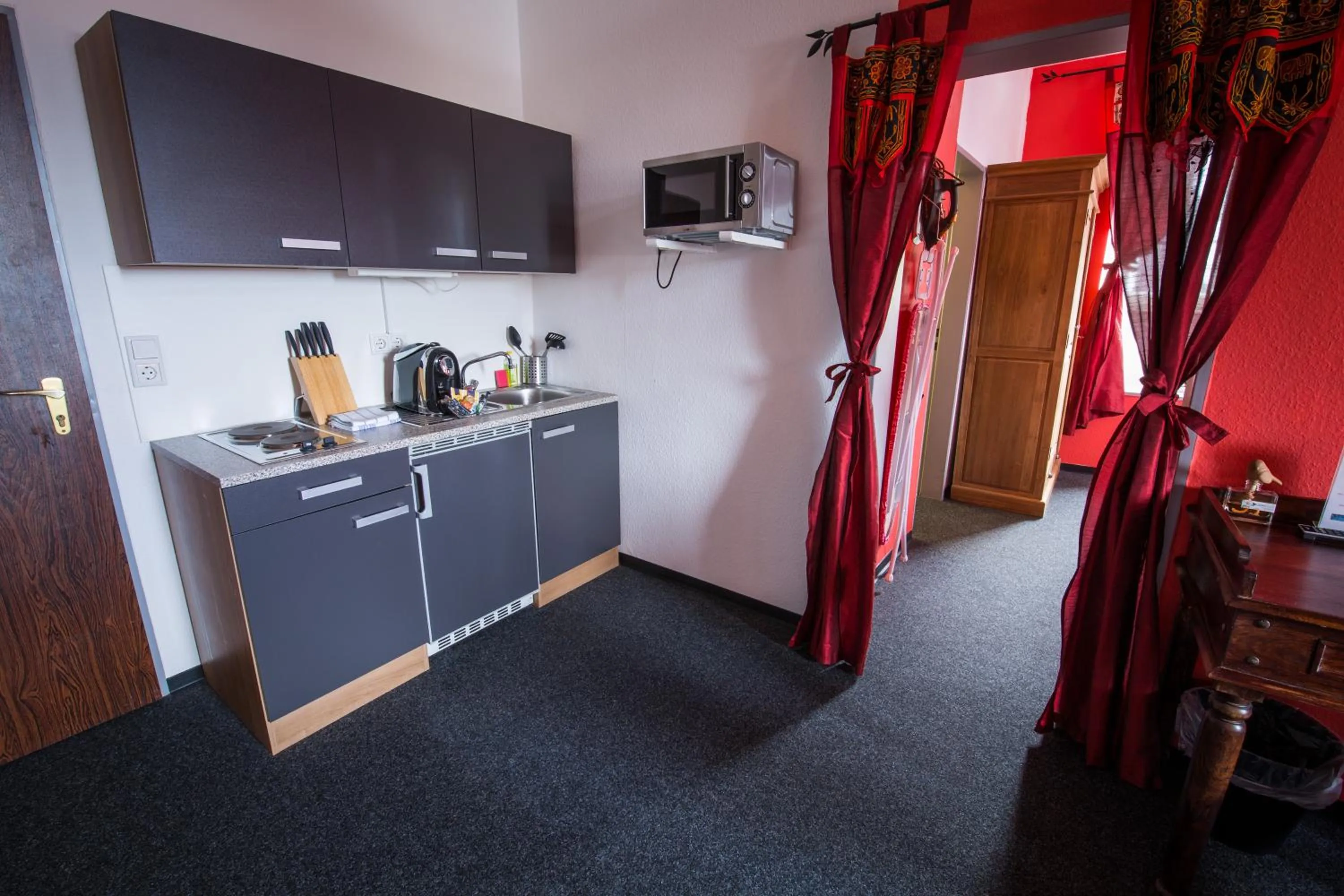 Kitchen or kitchenette in Aparthotel am Münzplatz