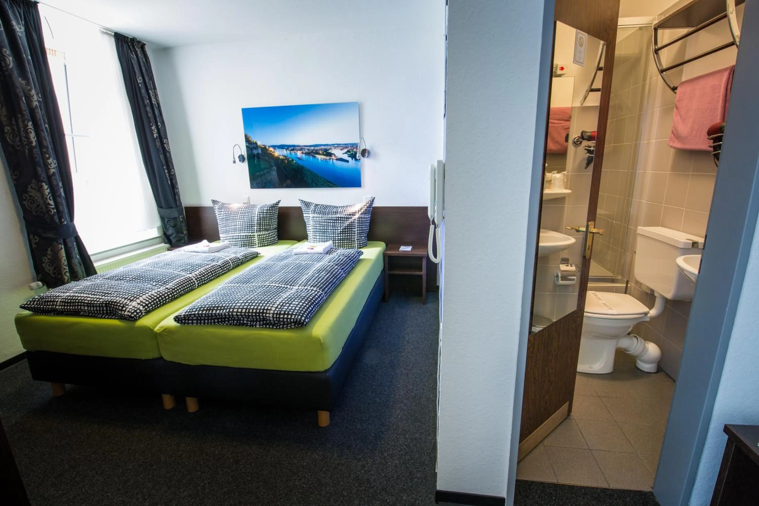 Toilet, Bed in Aparthotel am Münzplatz