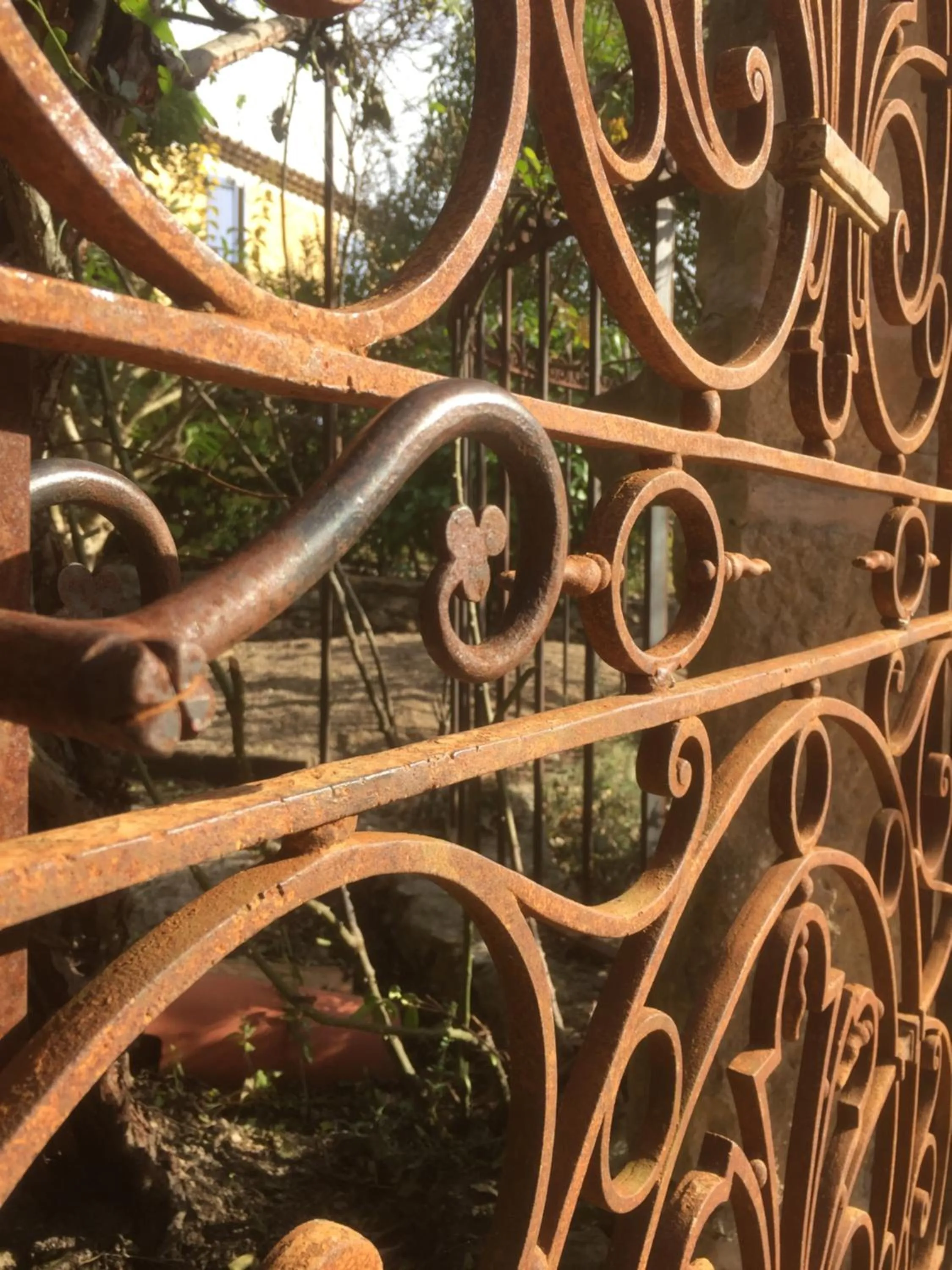 Decorative detail in Les Rosées