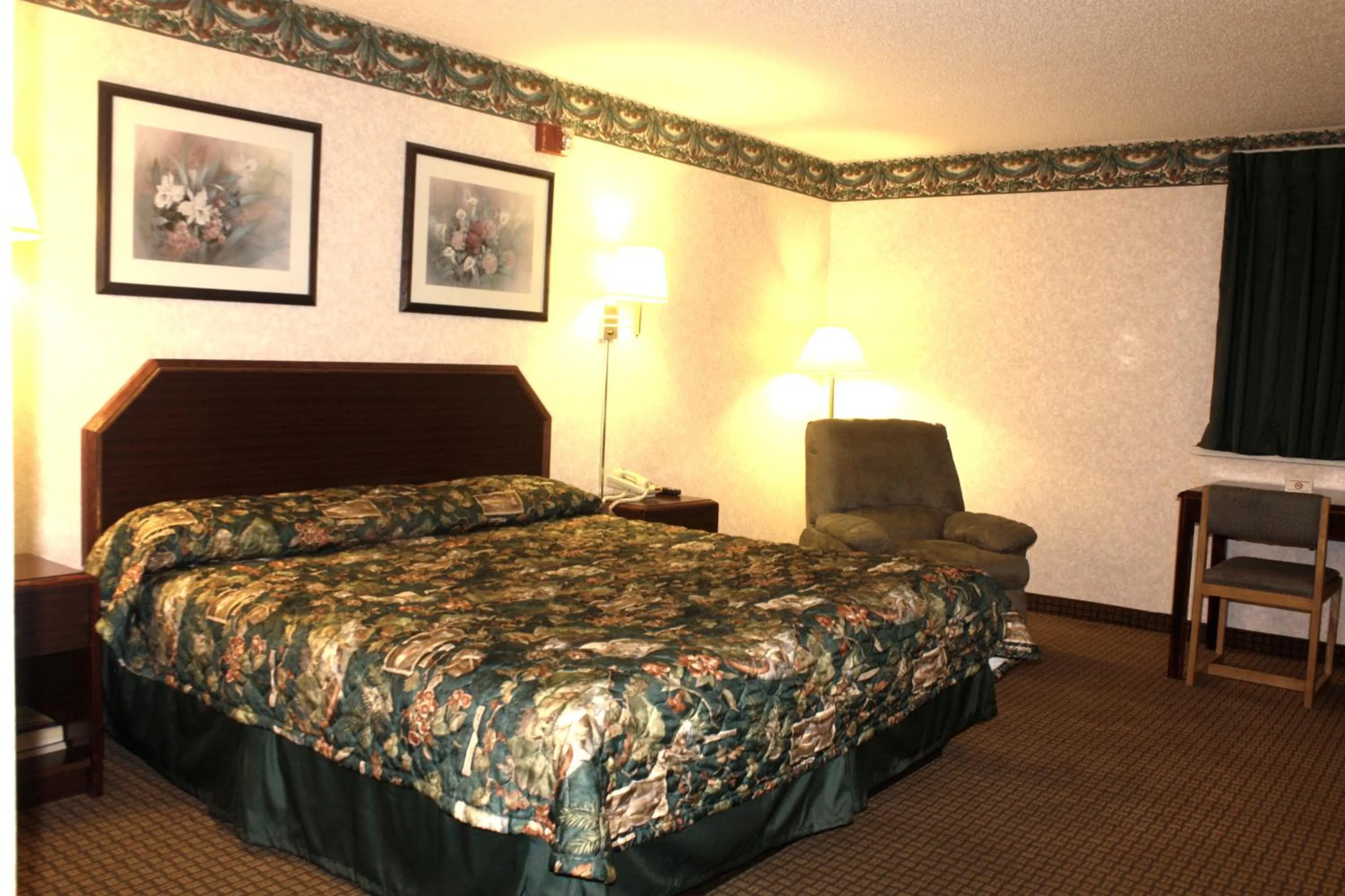 Bedroom, Bed in Garden City Inn