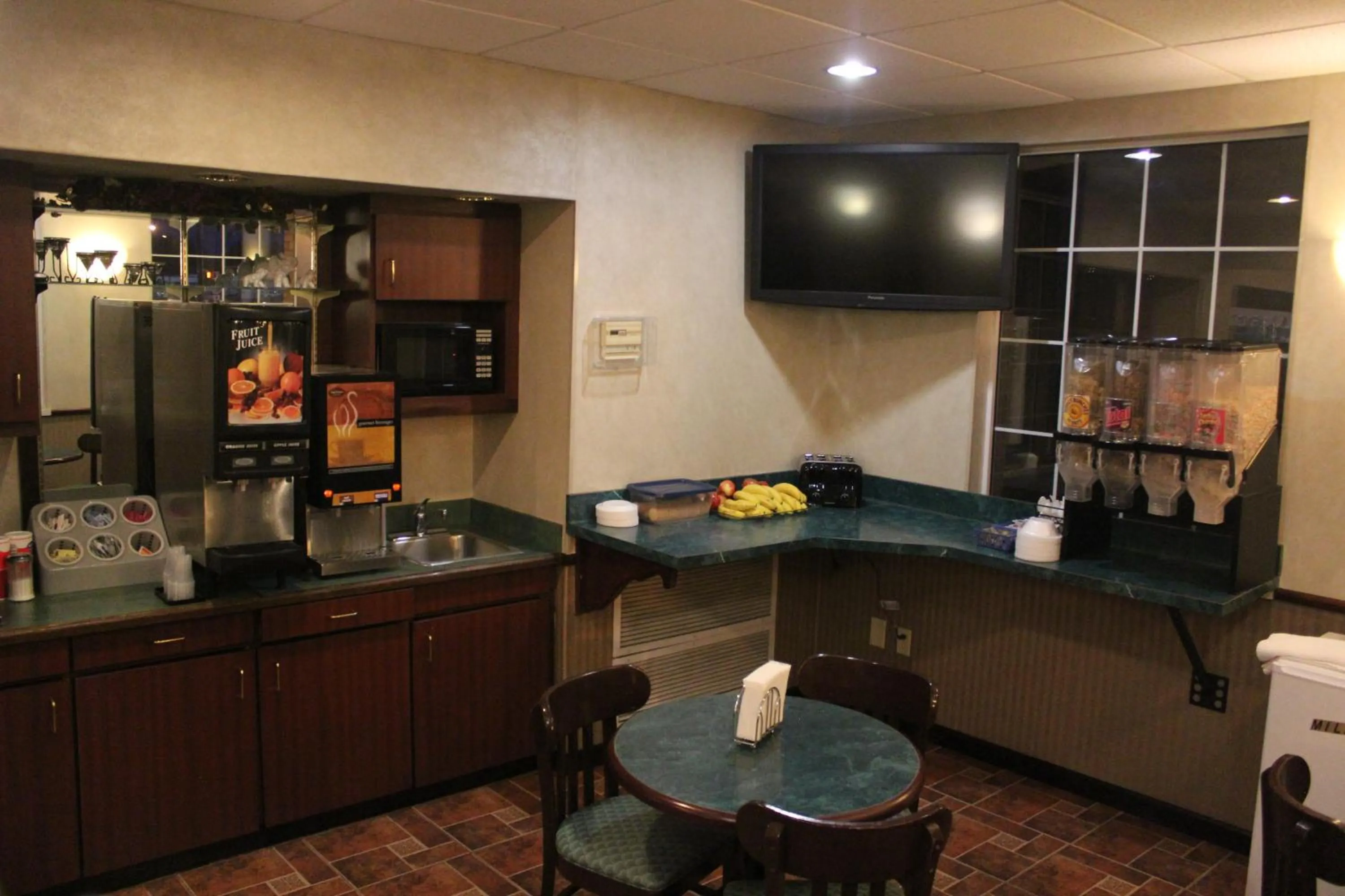 Restaurant/places to eat in Garden City Inn