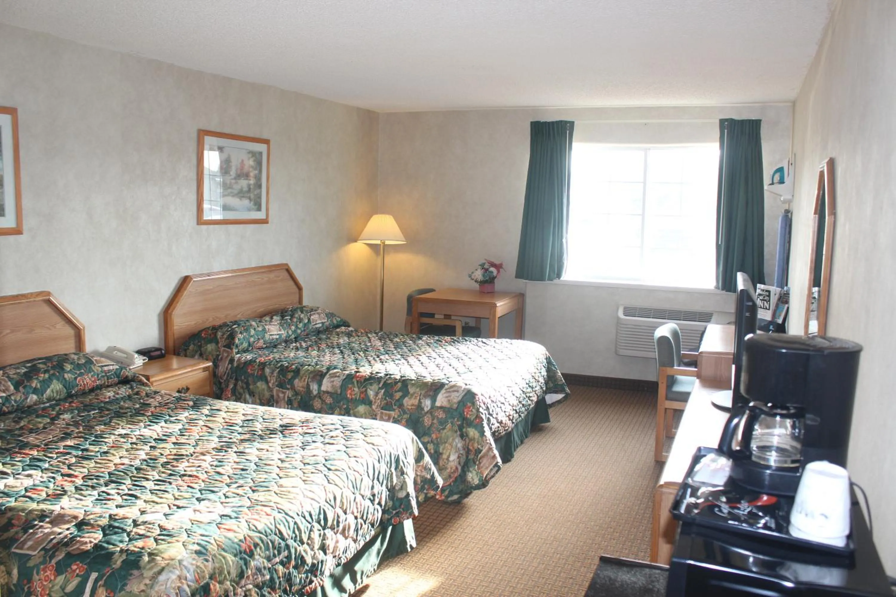 Photo of the whole room, Bed in Garden City Inn