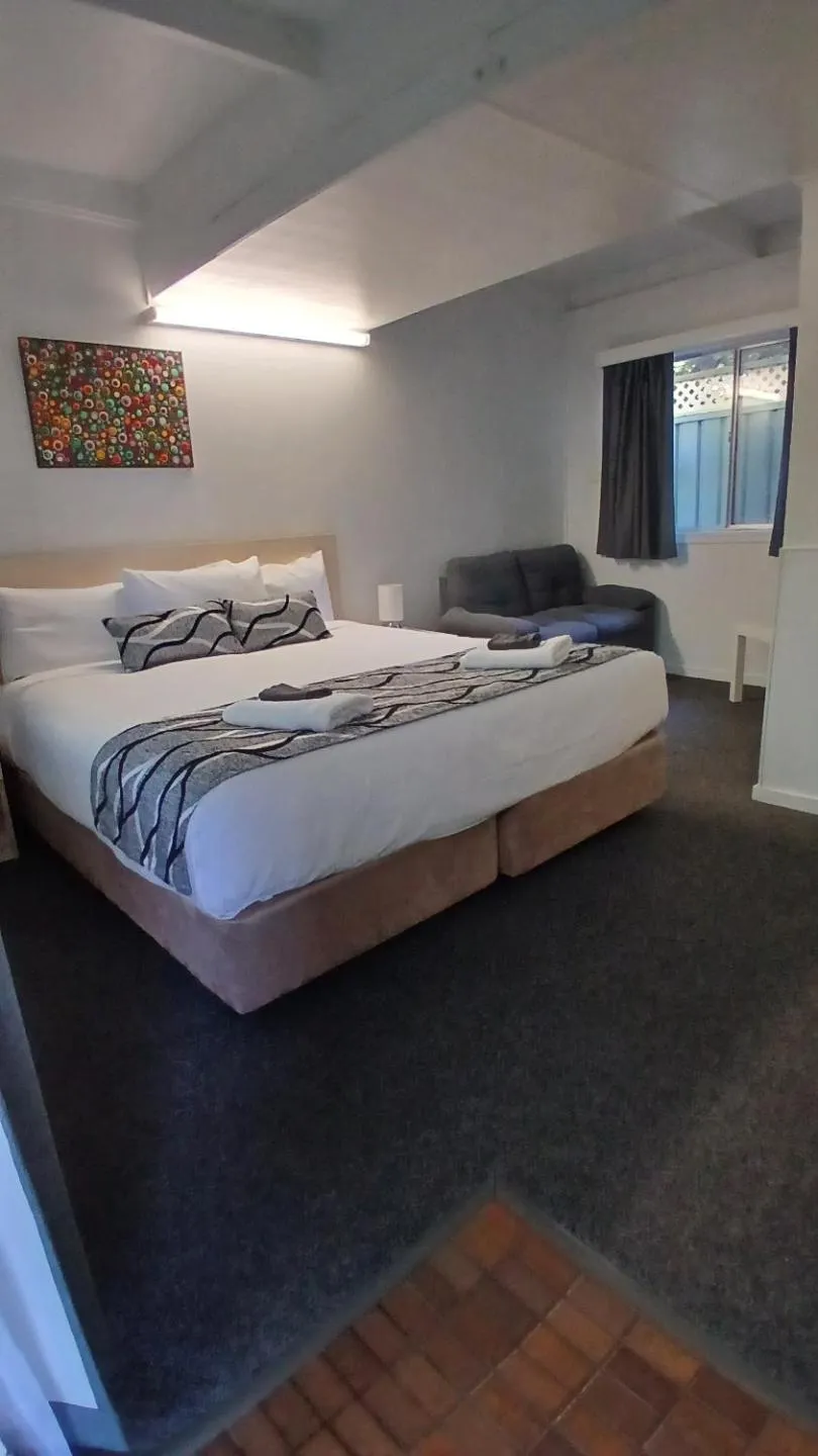 Seating area, Bed in Kaputar Motel