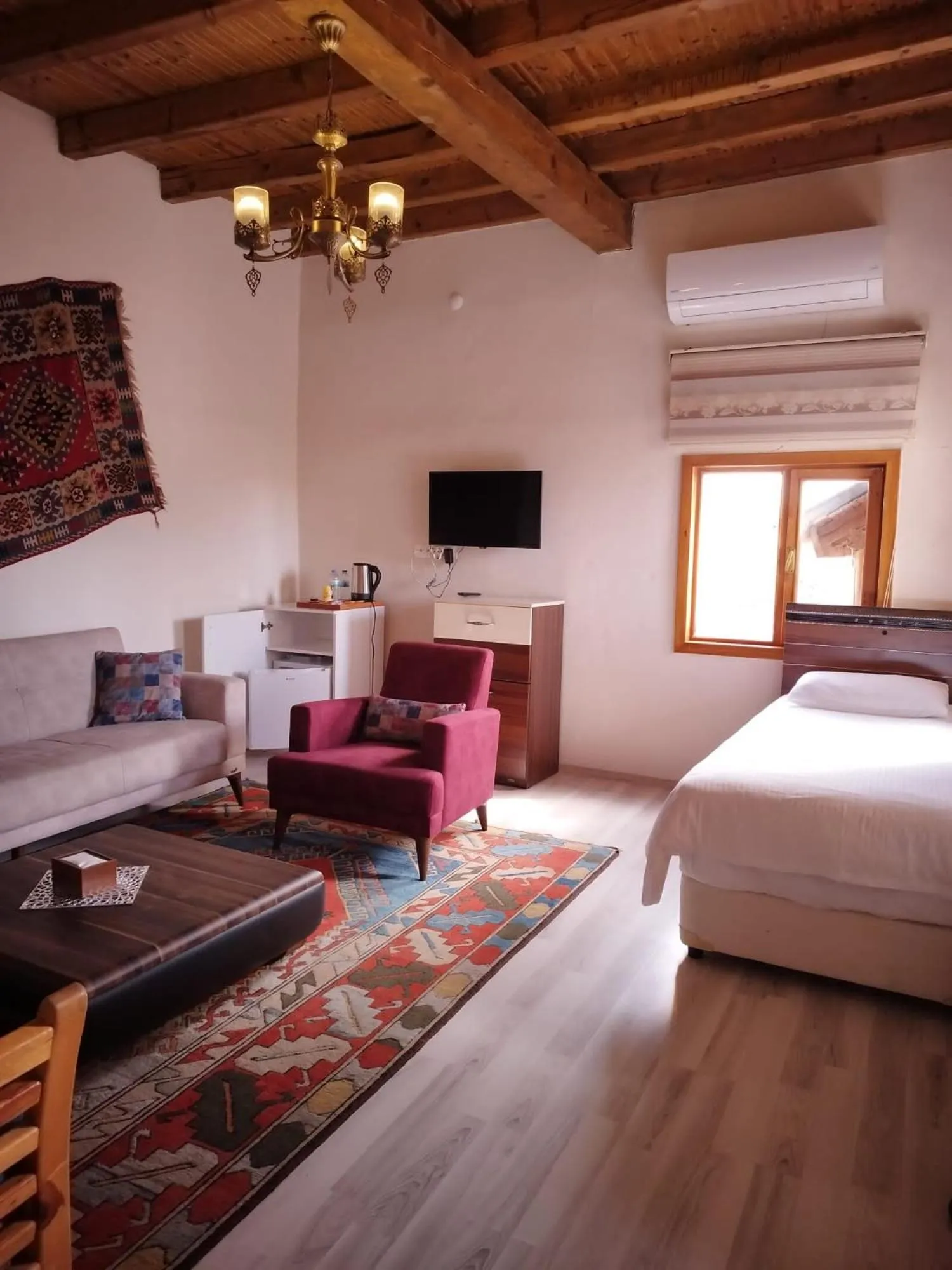 Communal lounge/ TV room in Begam Butik Otel