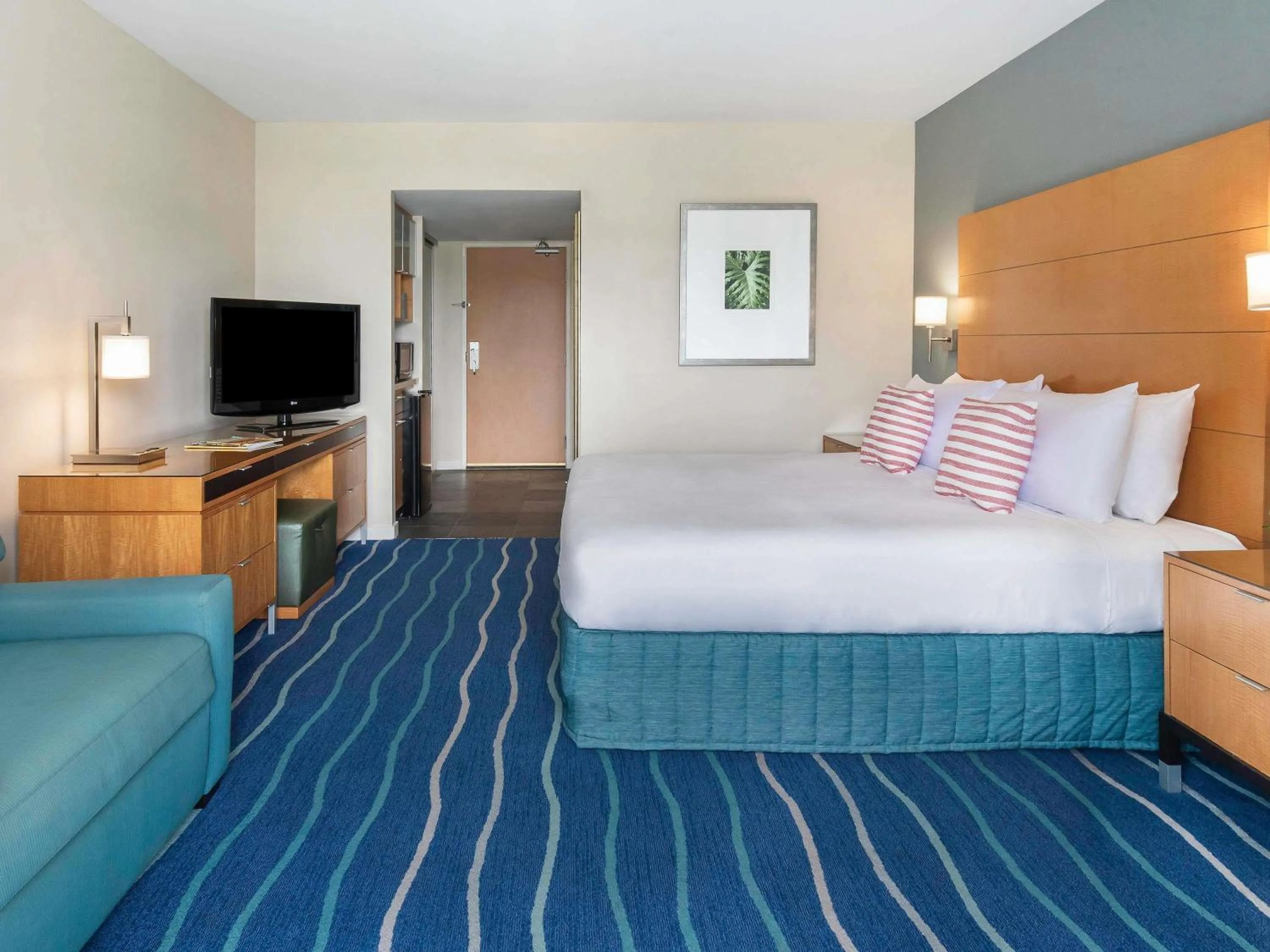Newly Renovated Waikiki Tower Room with Ocean View in Ala Moana Honolulu by Mantra