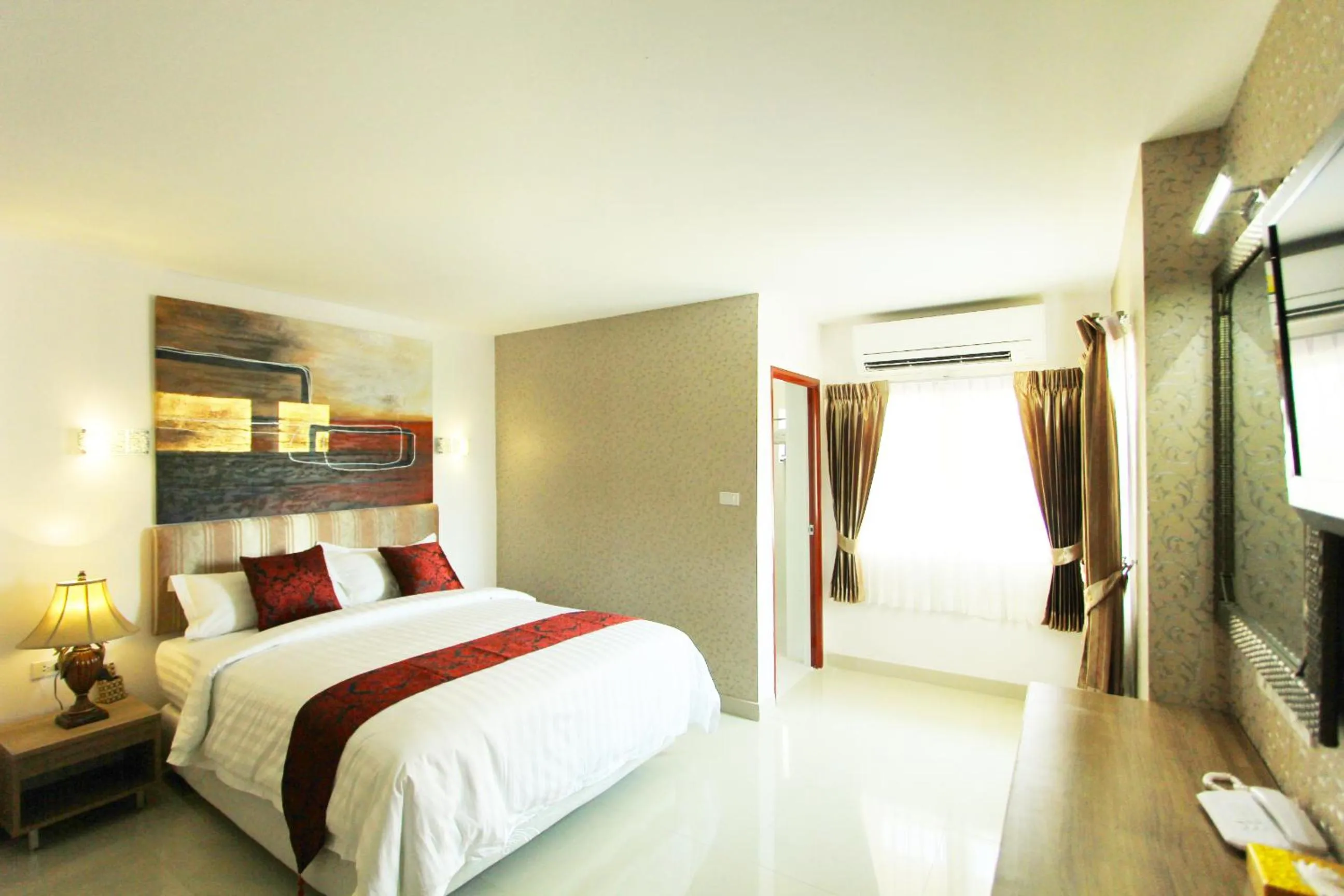 Photo of the whole room, Bed in Roseate Chiang Mai