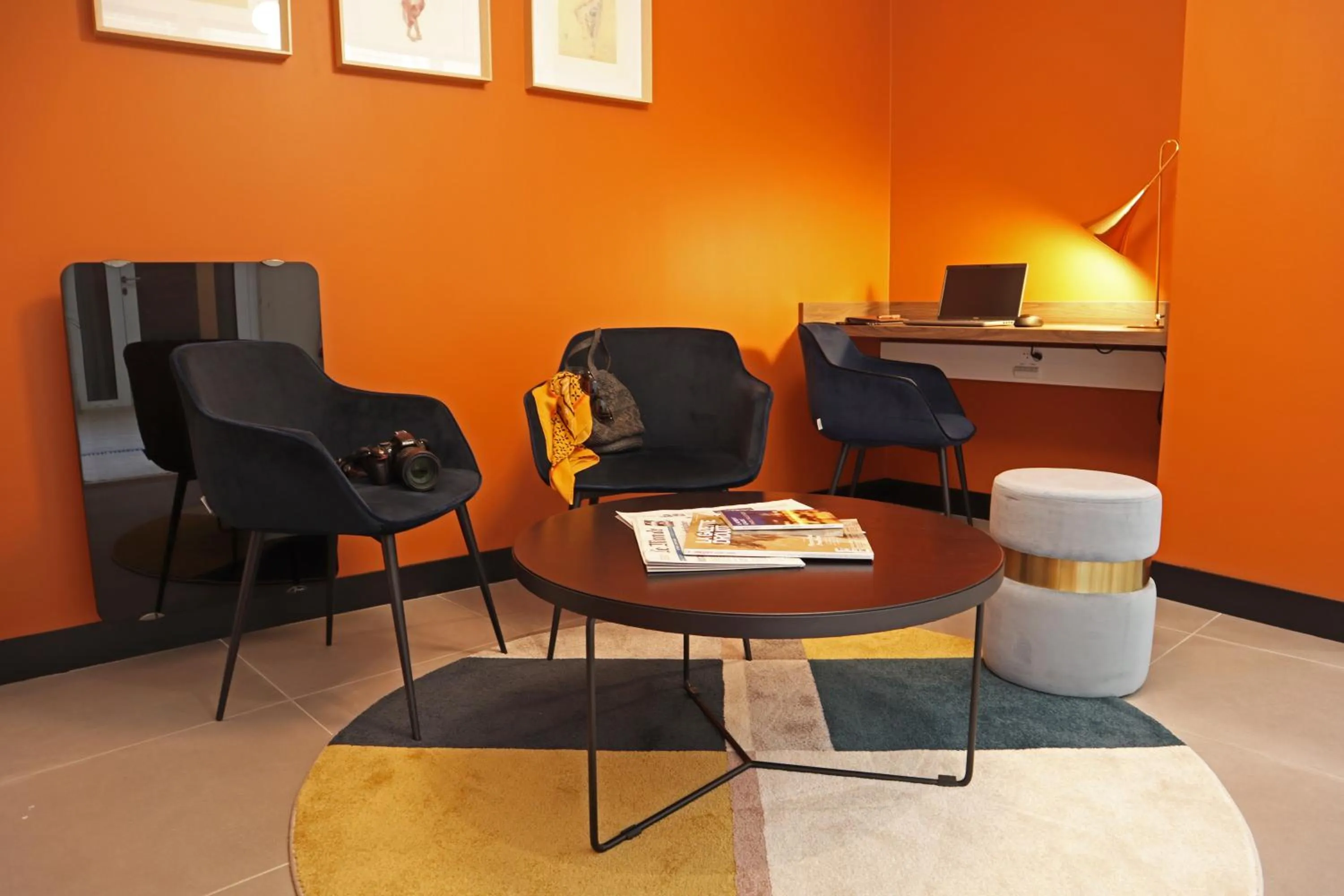 Seating area in Timhotel Le Louvre