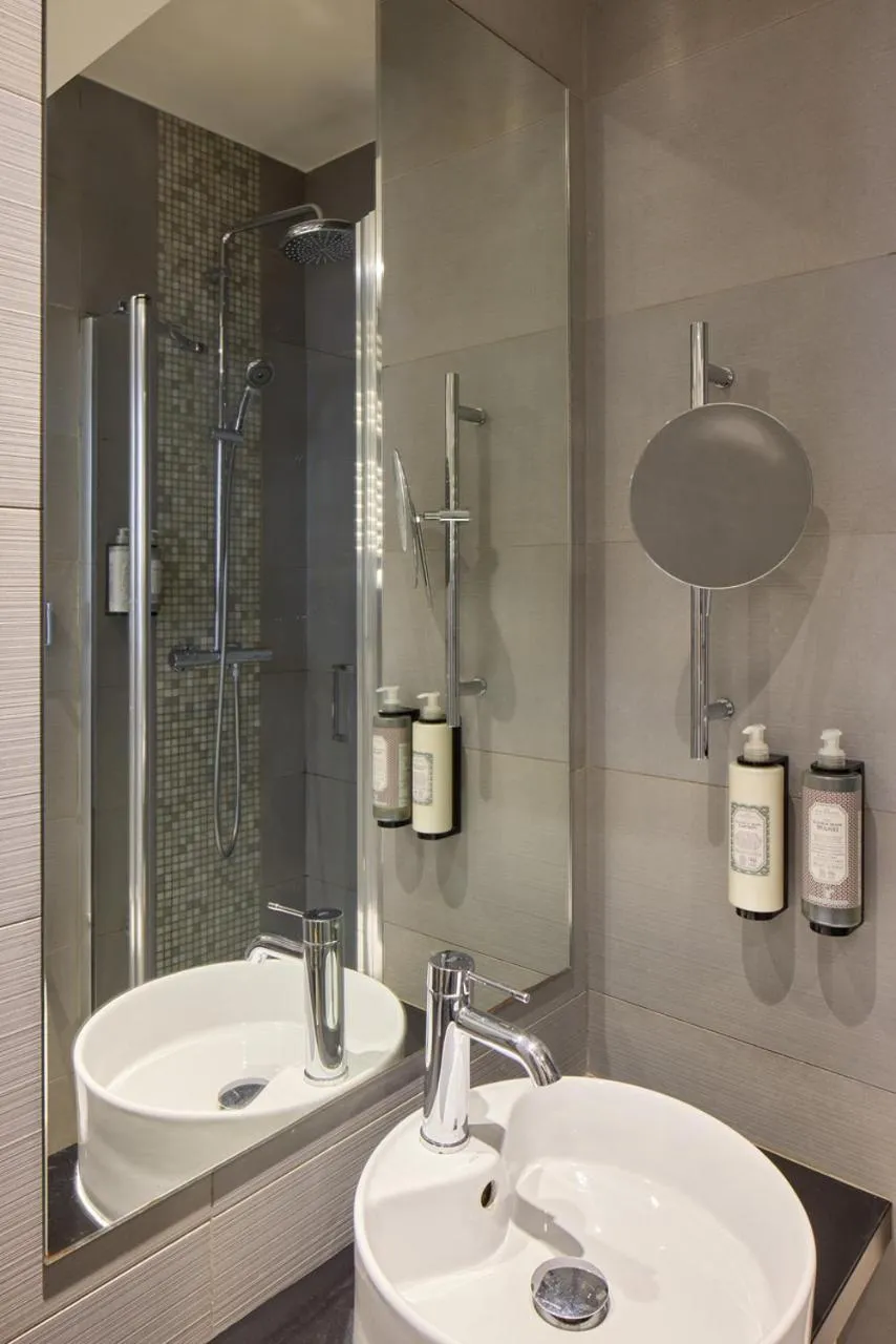 Bathroom in Timhotel Le Louvre