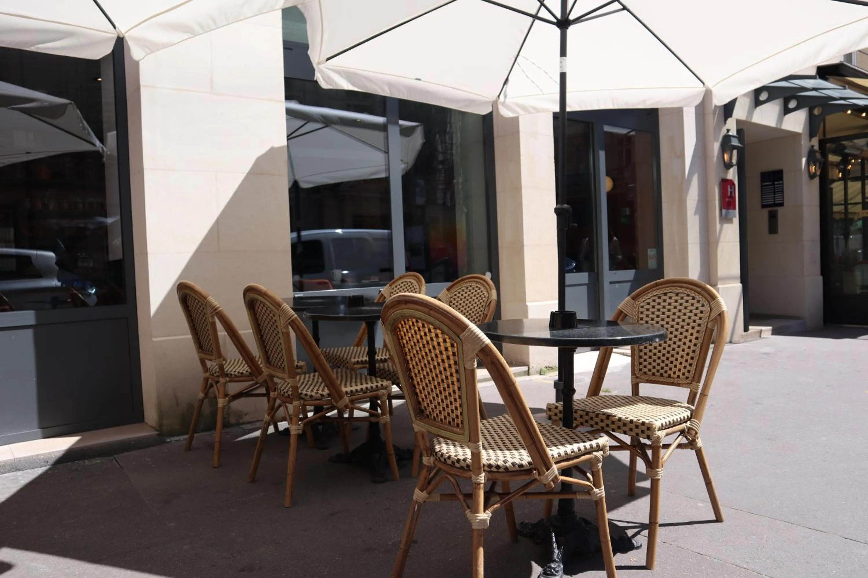 Facade/entrance in Timhotel Le Louvre