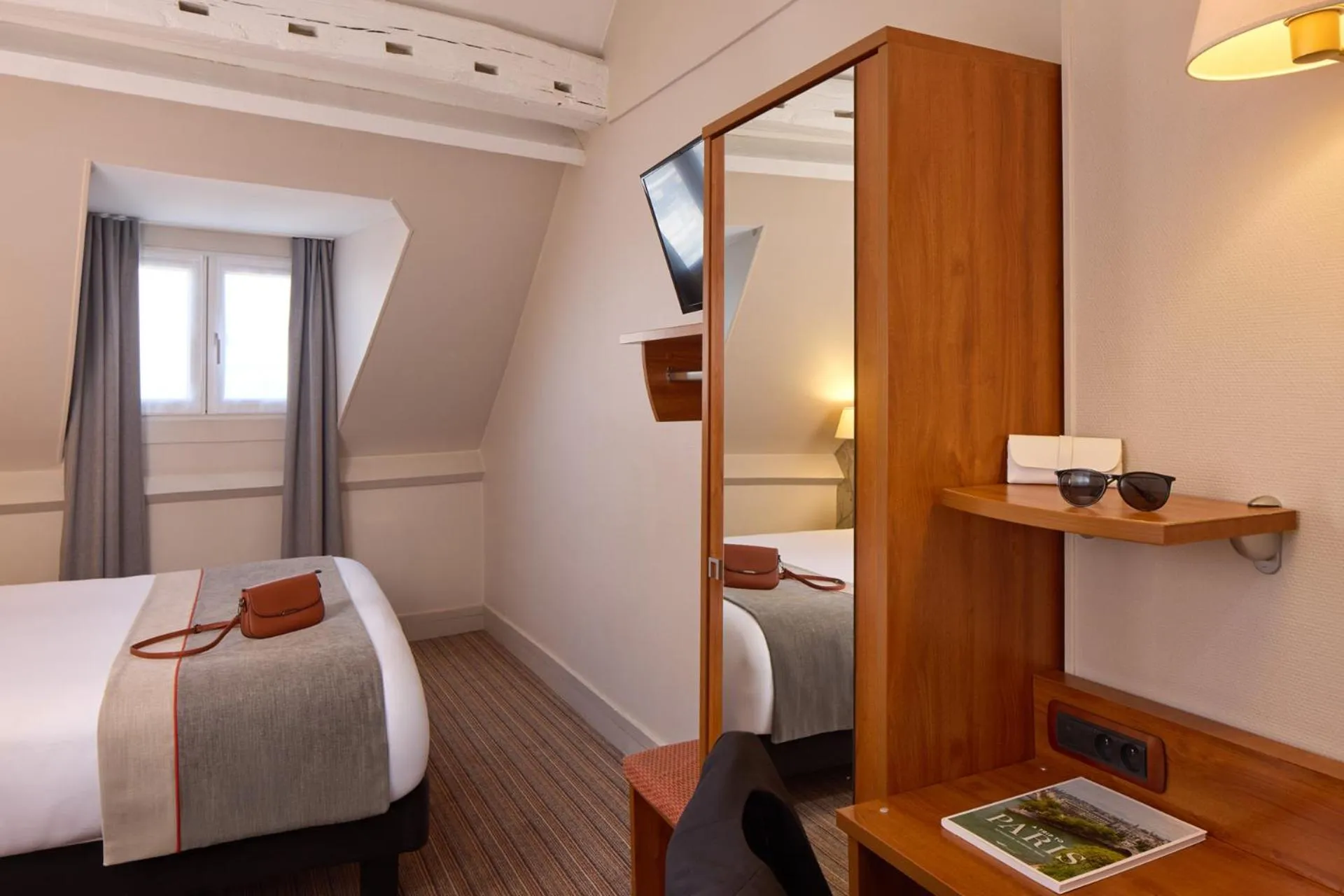 Bedroom, Bed in Timhotel Le Louvre