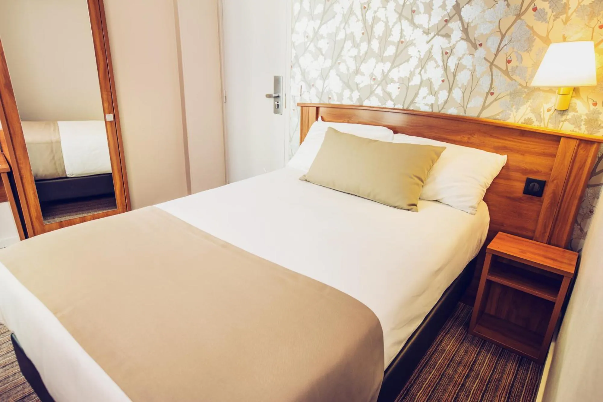 Bed in Timhotel Le Louvre