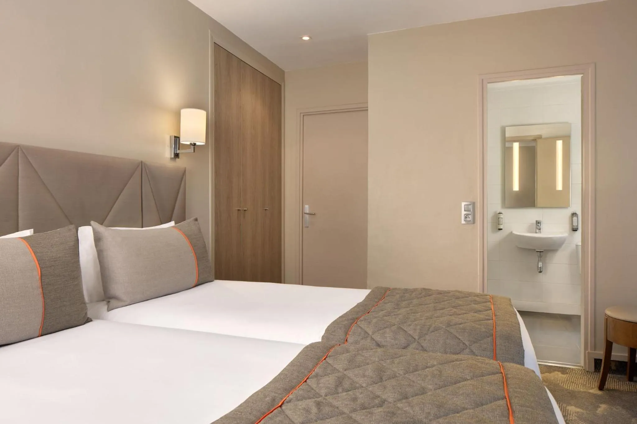 Bedroom, Bed in Timhotel Paris Gare Montparnasse