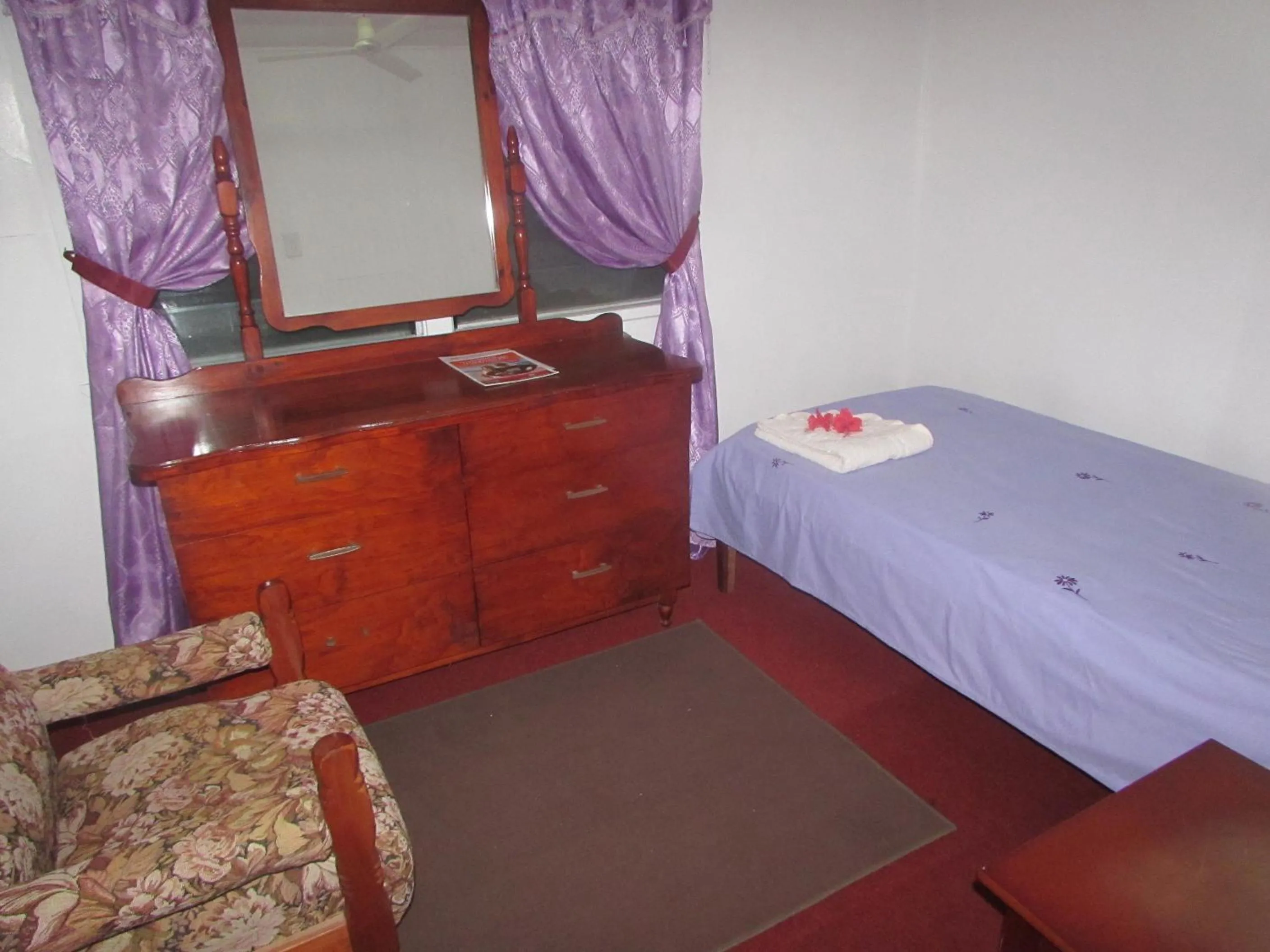 Photo of the whole room, Bed in Dayspring Lodge