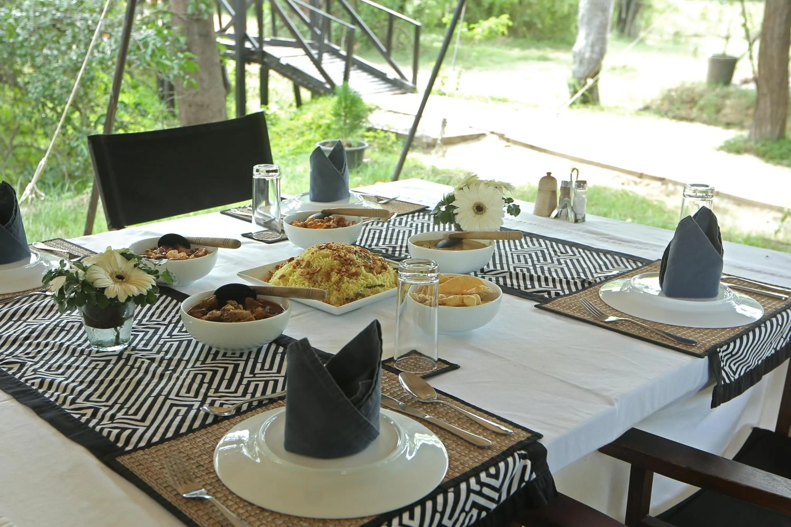 Restaurant/places to eat in Leopard Trails Yala