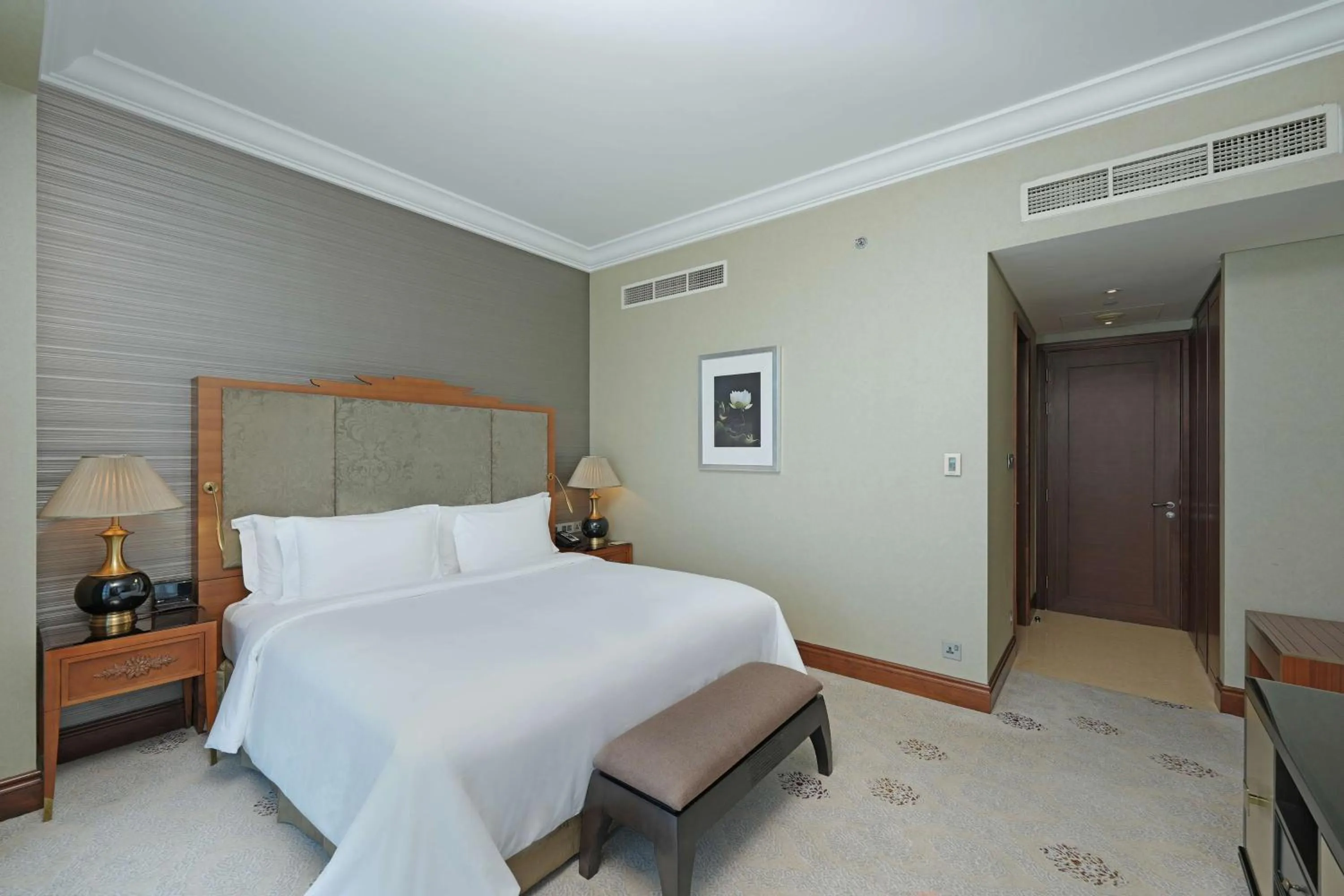Bedroom, Bed in Dusit Thani Abu Dhabi