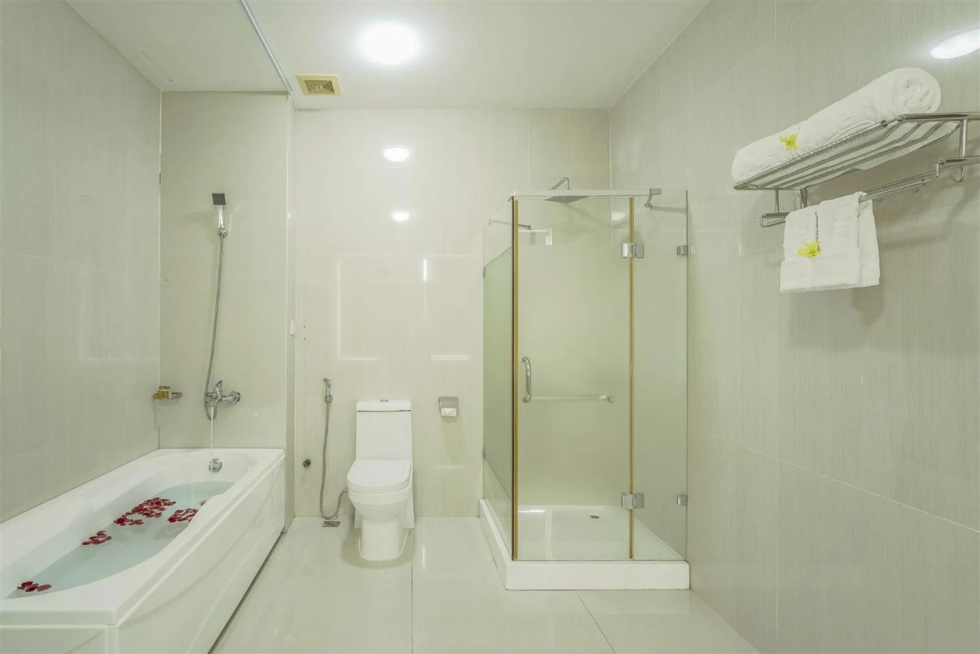 Shower in Eden Plaza Da Nang Hotel