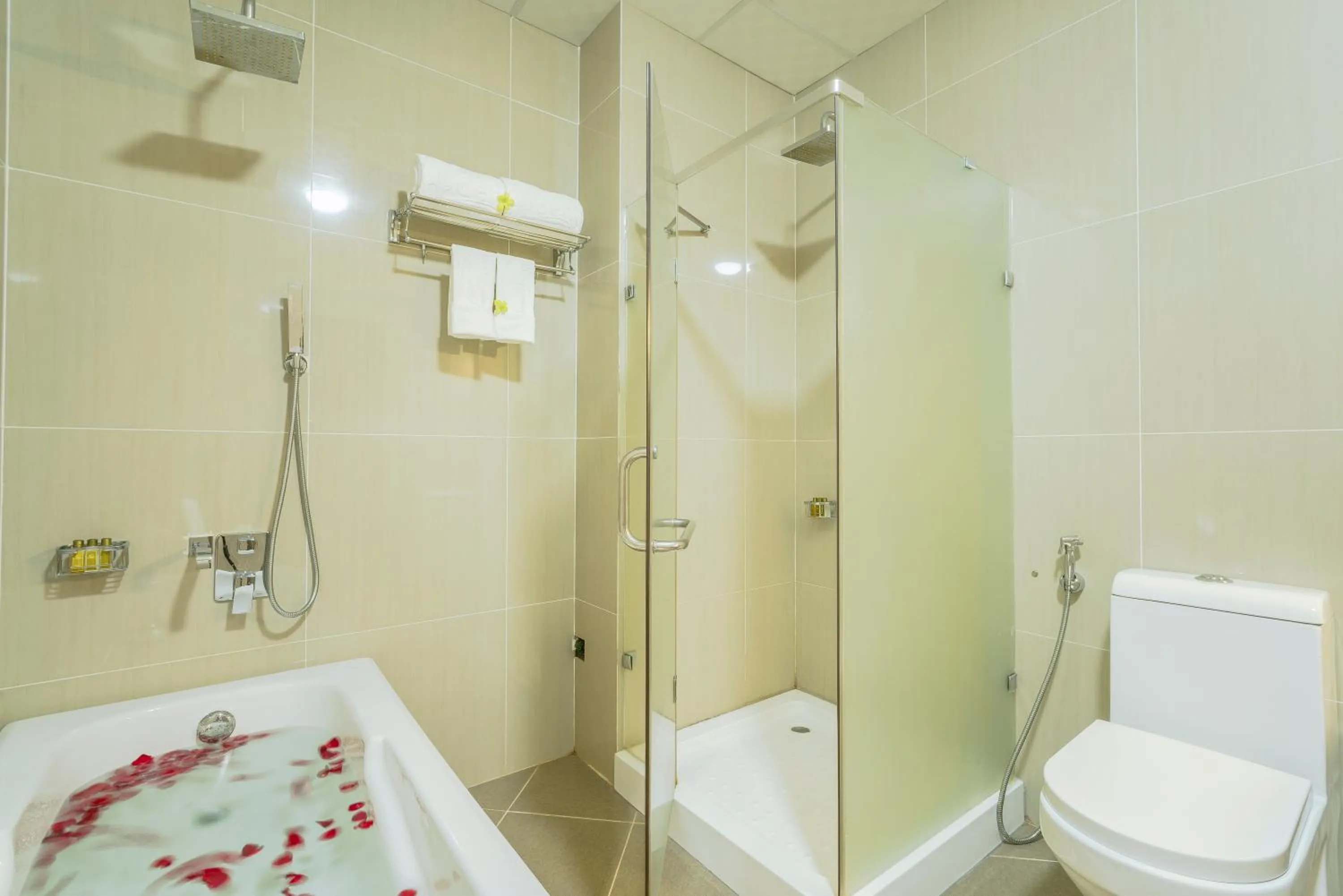 Bathroom in Eden Plaza Da Nang Hotel