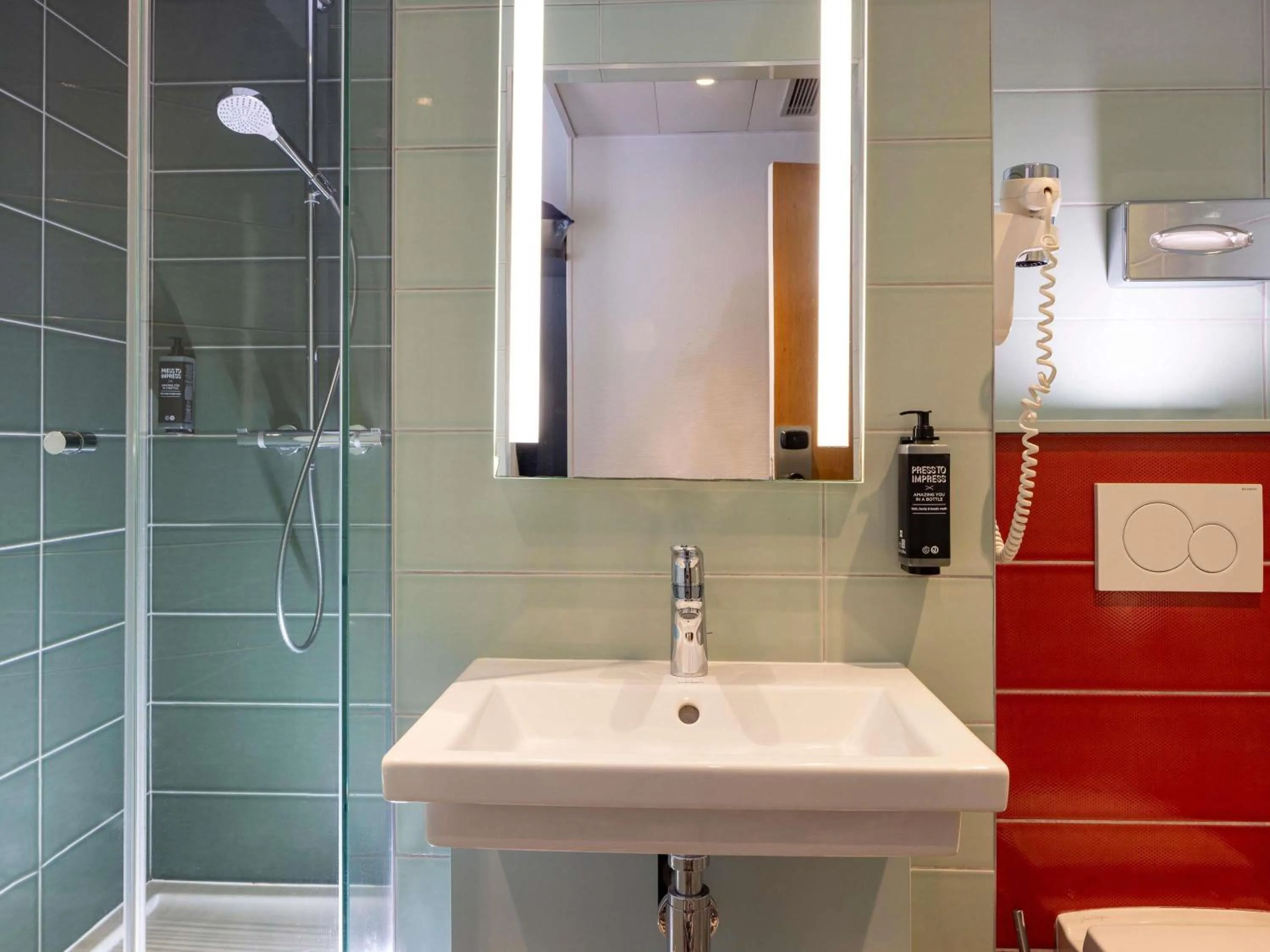 Bedroom in Ibis Styles Paris Gare Saint Lazare