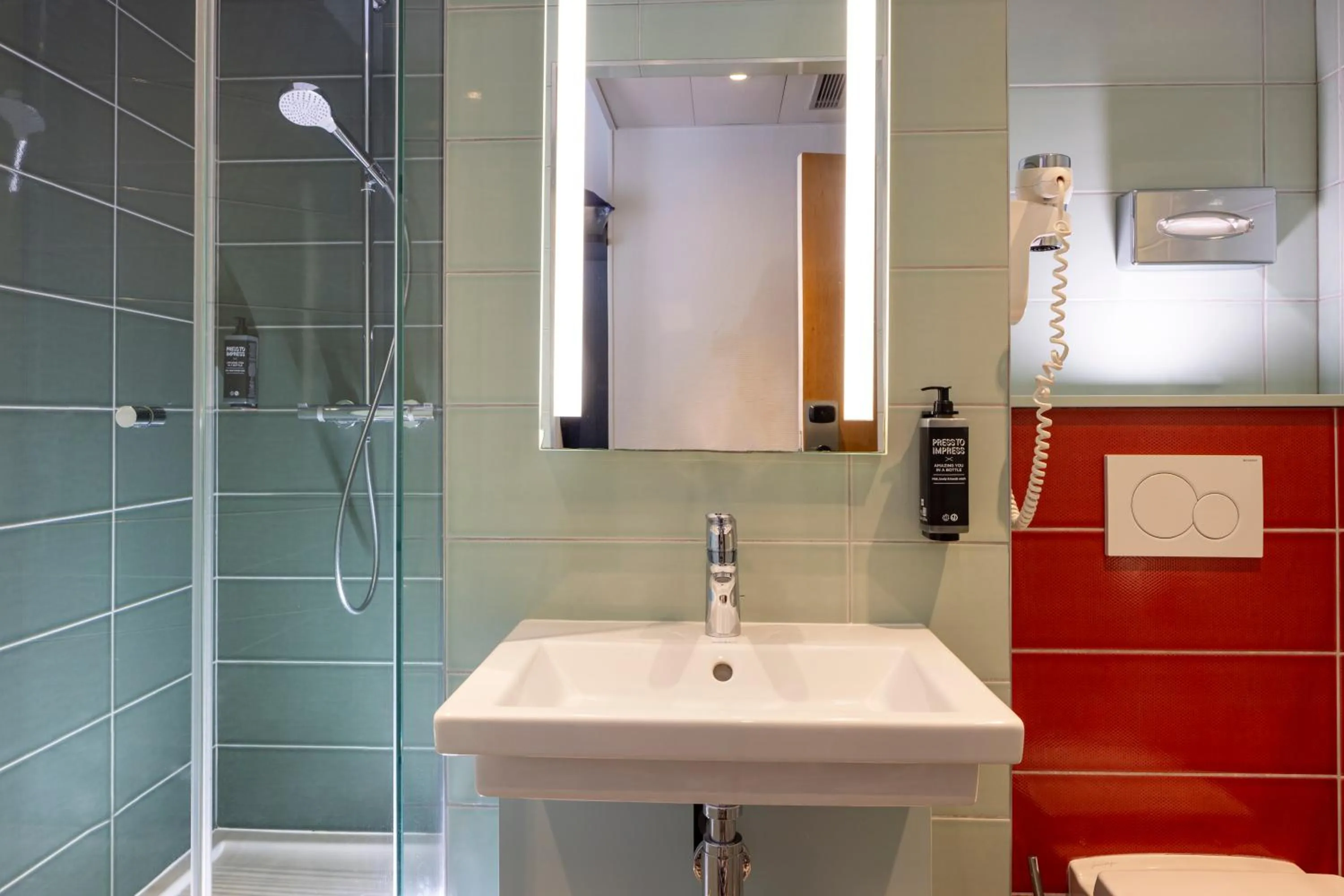 Toilet in Ibis Styles Paris Gare Saint Lazare