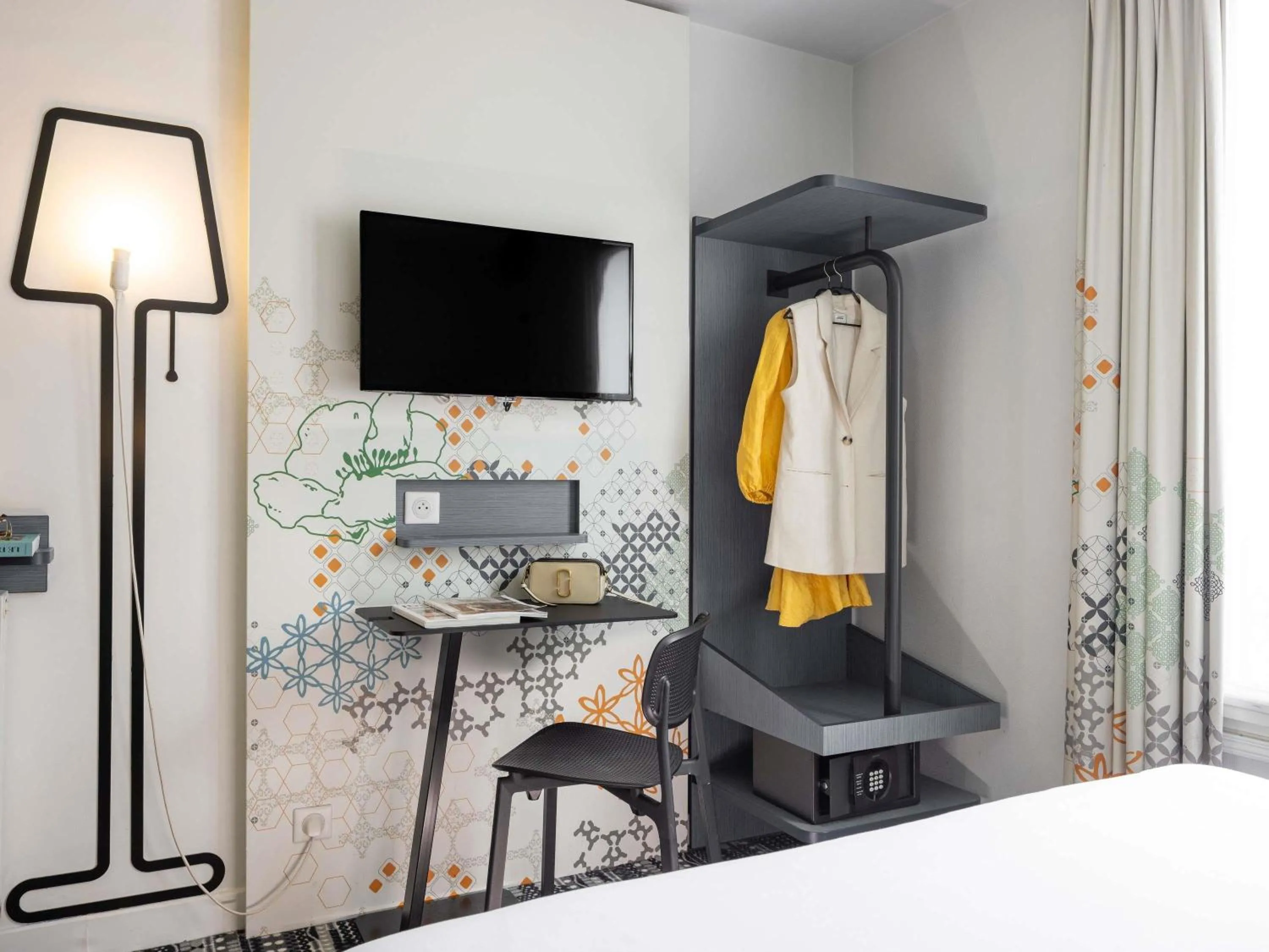 Bedroom, Bed in Ibis Styles Paris Gare Saint Lazare
