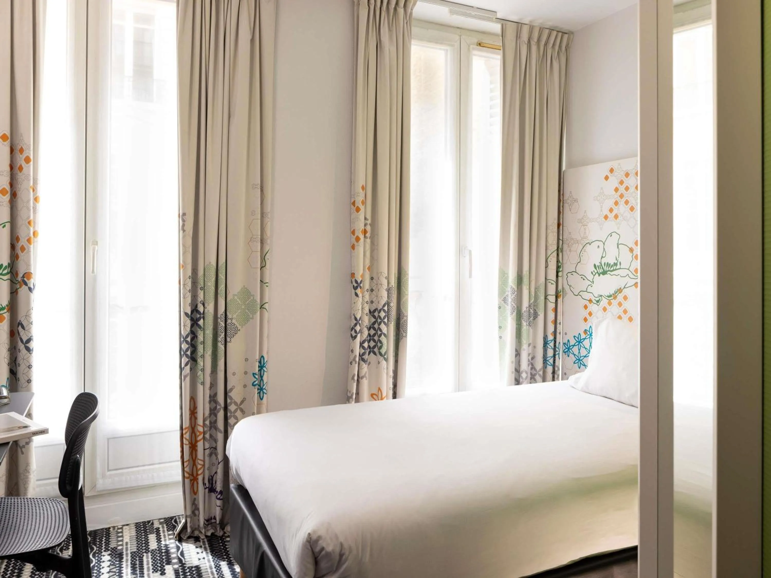 Bedroom, Bed in Ibis Styles Paris Gare Saint Lazare