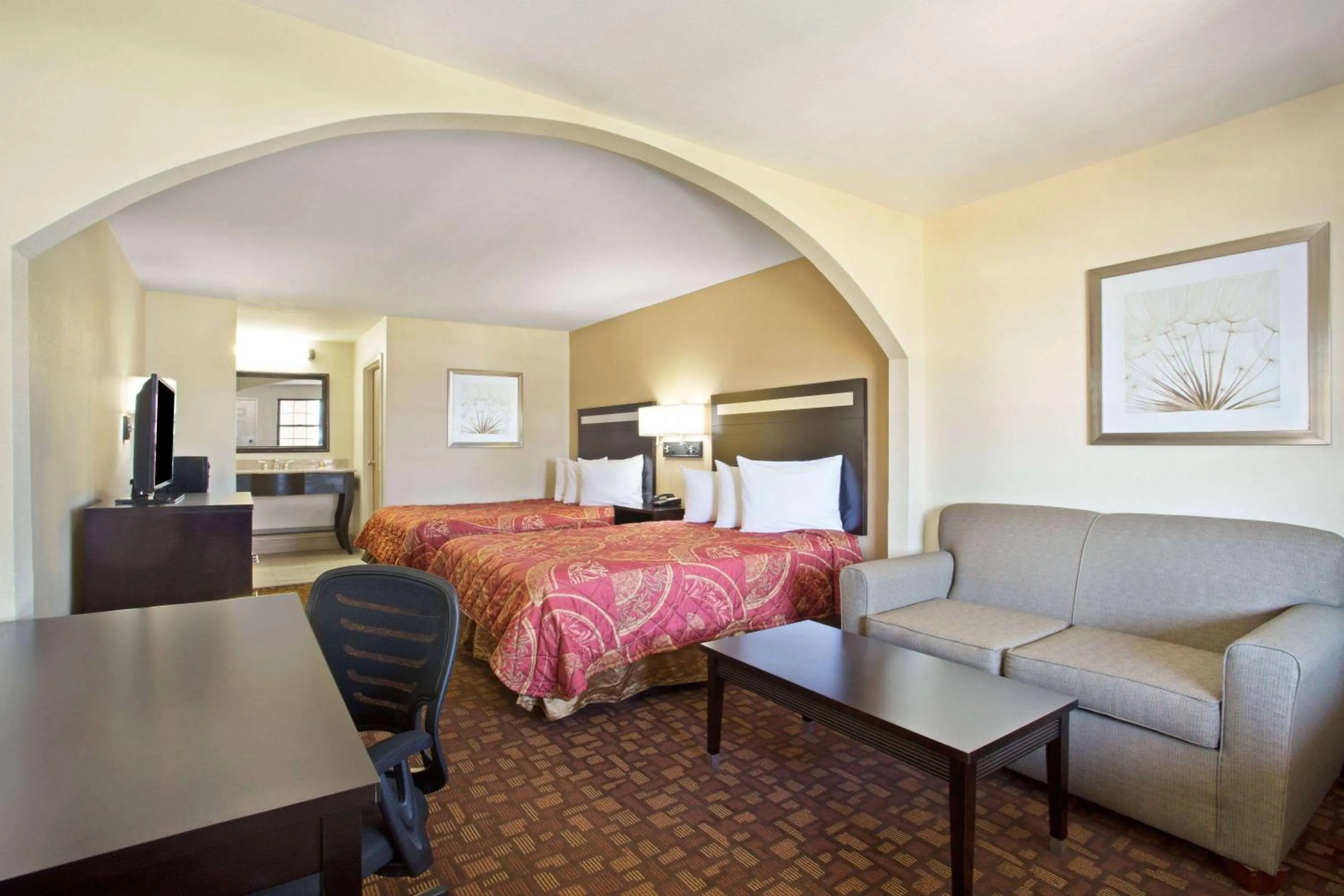 Photo of the whole room, Bed in Days Inn by Wyndham Hammond