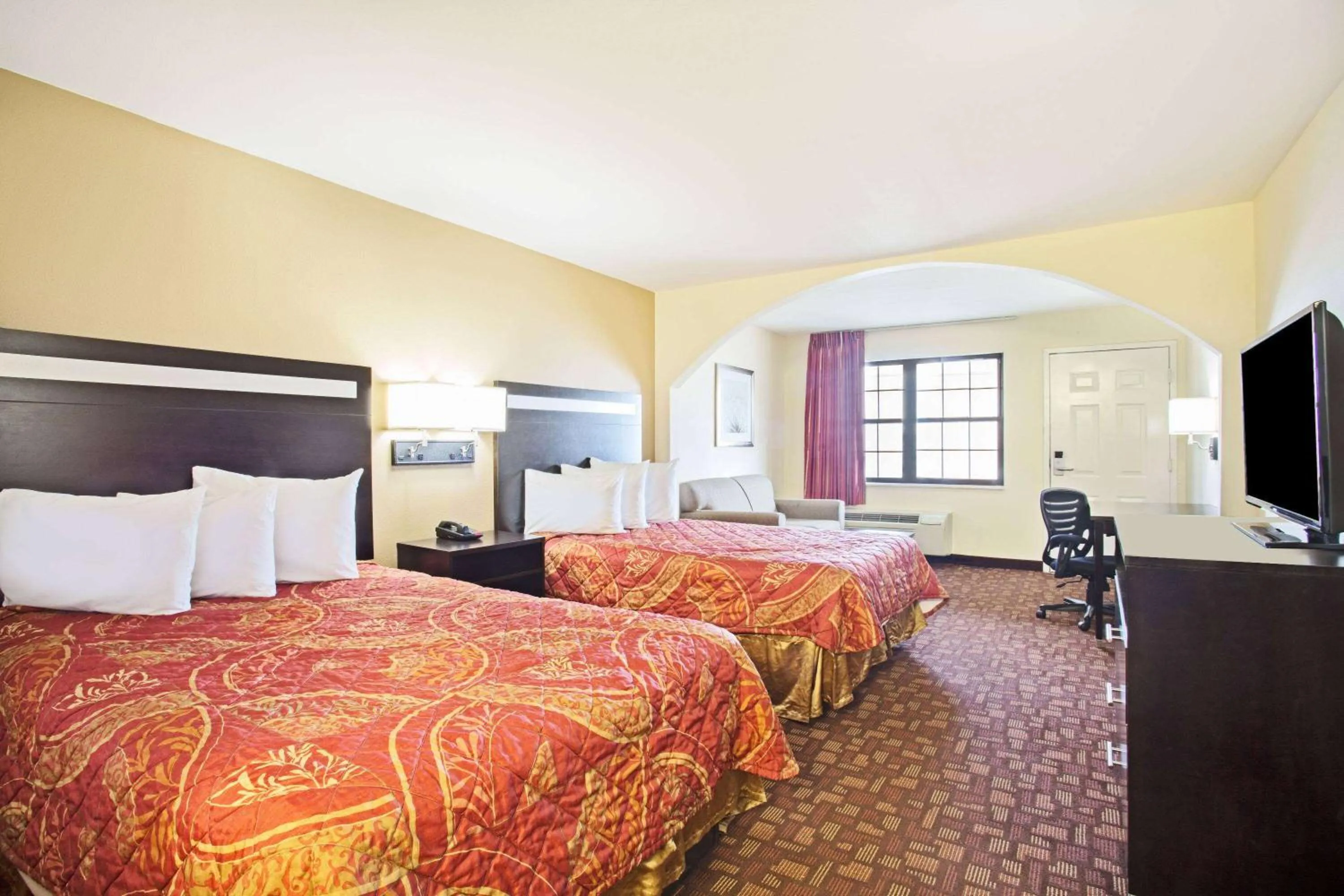 Photo of the whole room, Bed in Days Inn by Wyndham Hammond