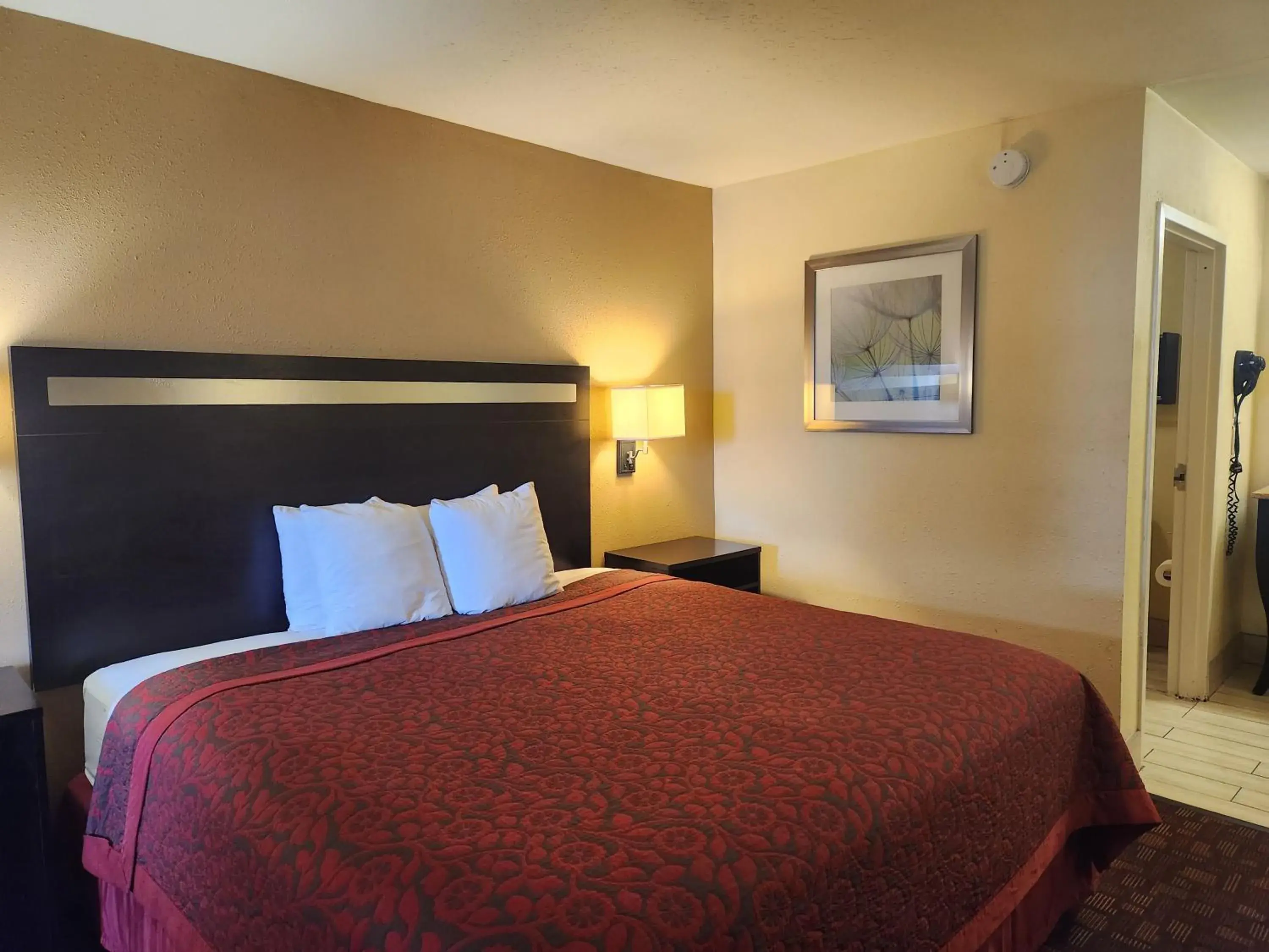 King Room - Non-Smoking in Days Inn by Wyndham Hammond King Room - Non-Smoking in Days Inn by Wyndham Hammond