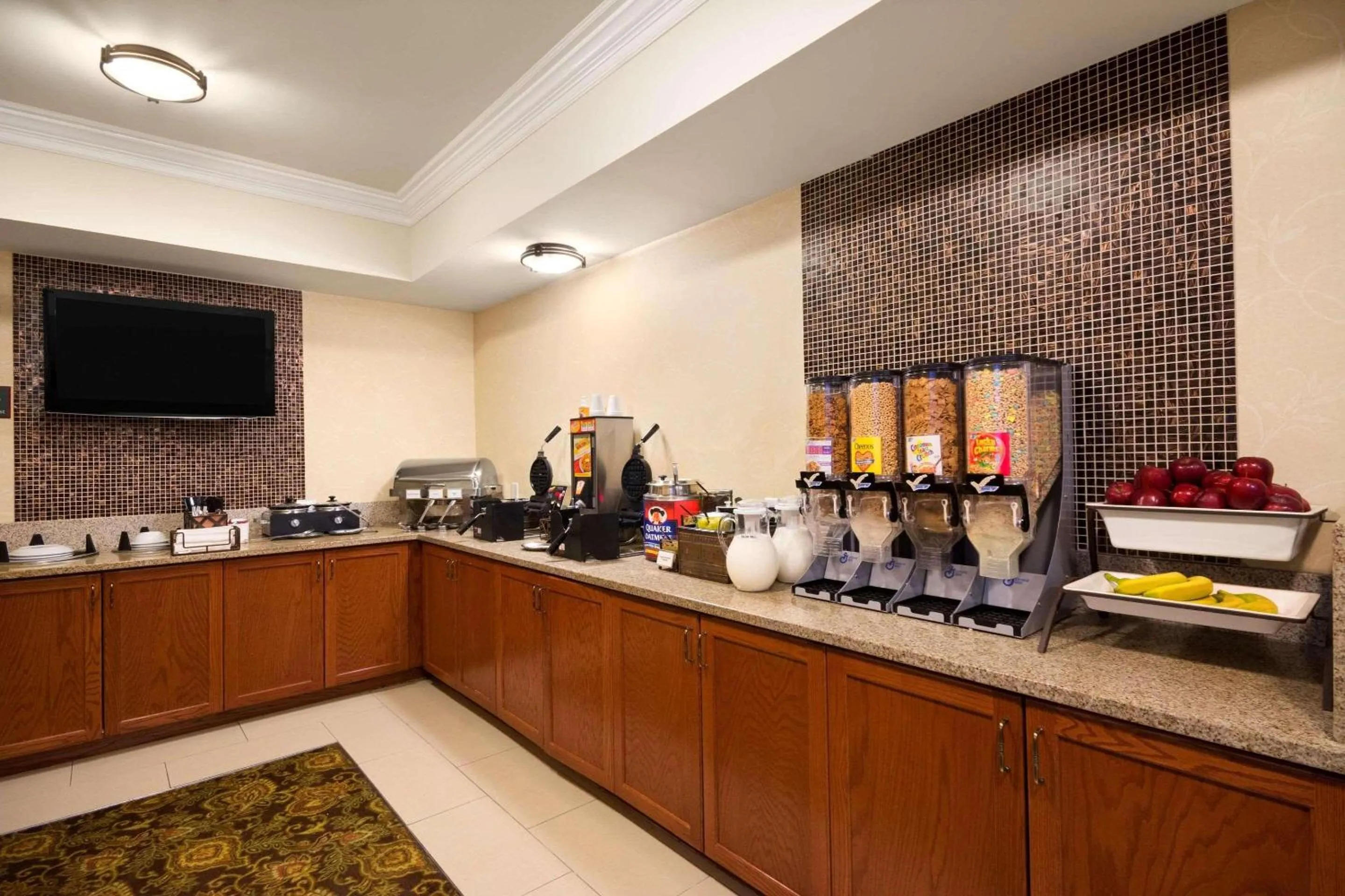 Breakfast in Country Inn & Suites by Radisson, Atlanta I-75 South, GA