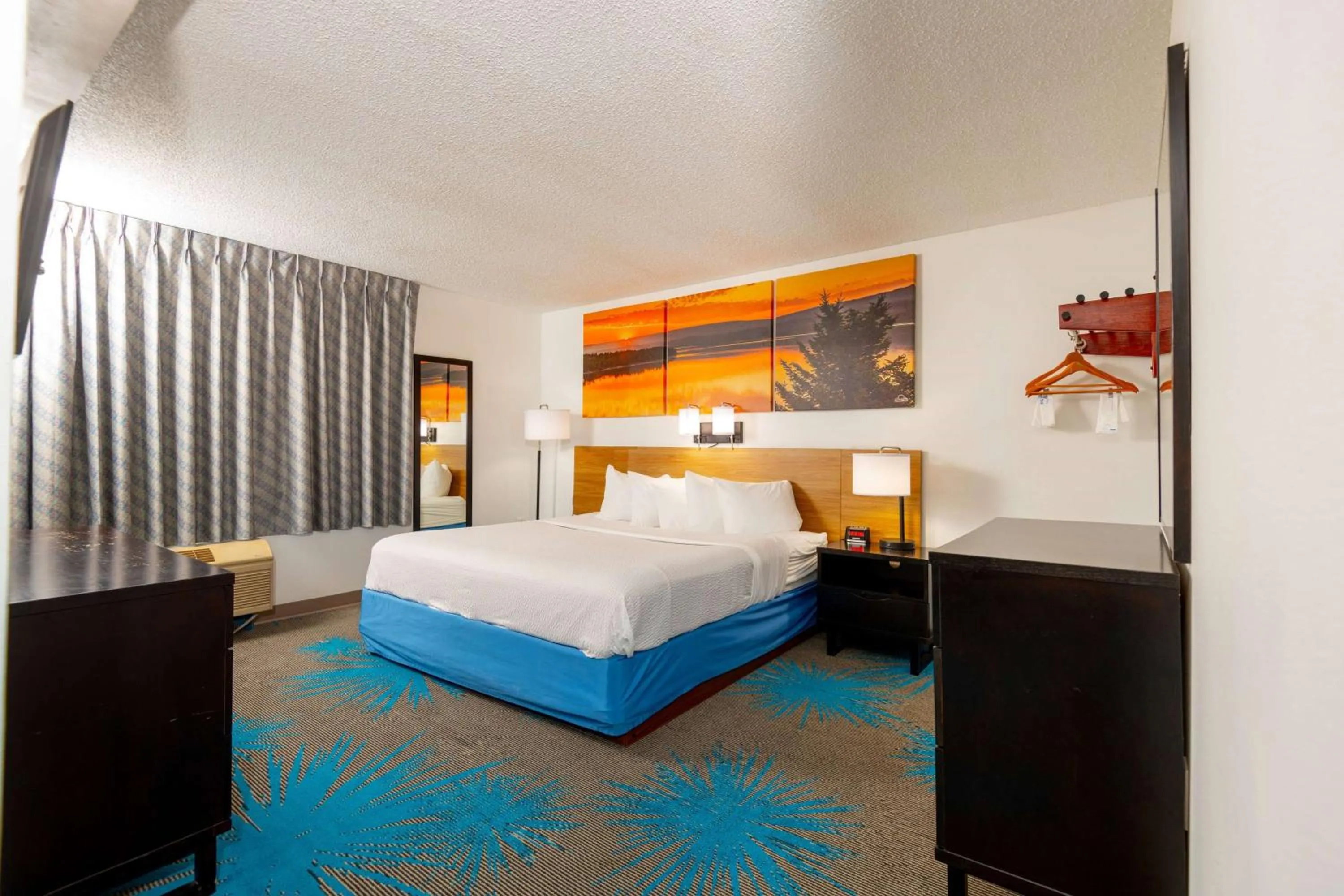 Photo of the whole room, Bed in Days Inn by Wyndham Coeur d'Alene