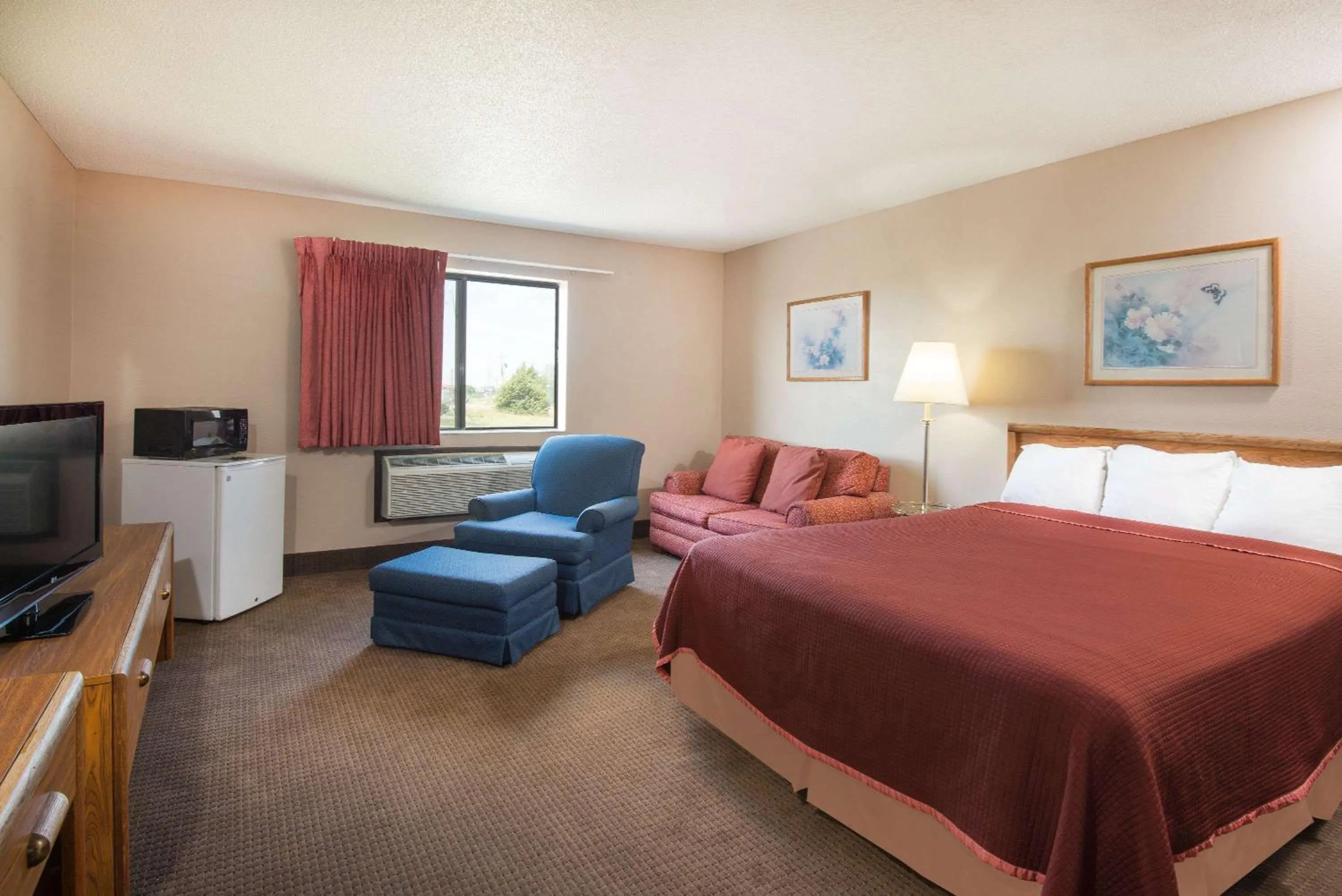 Photo of the whole room, Bed in Super 8 by Wyndham Abilene KS