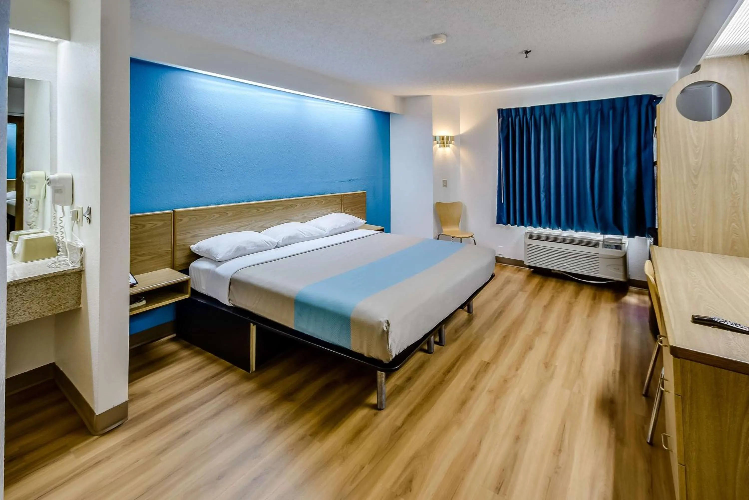 Photo of the whole room, Bed in Motel 6-Katy, TX - Houston