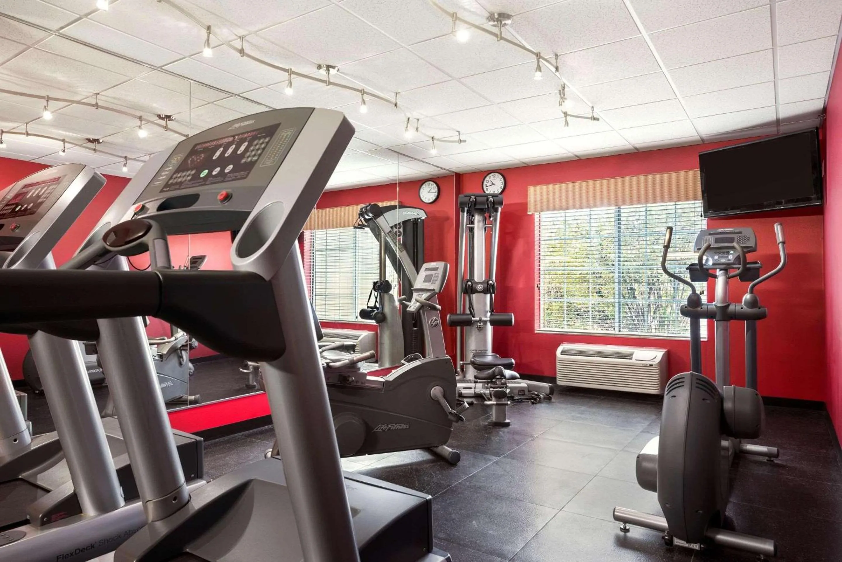 Fitness centre/facilities in Country Inn & Suites by Radisson, Clinton, IA