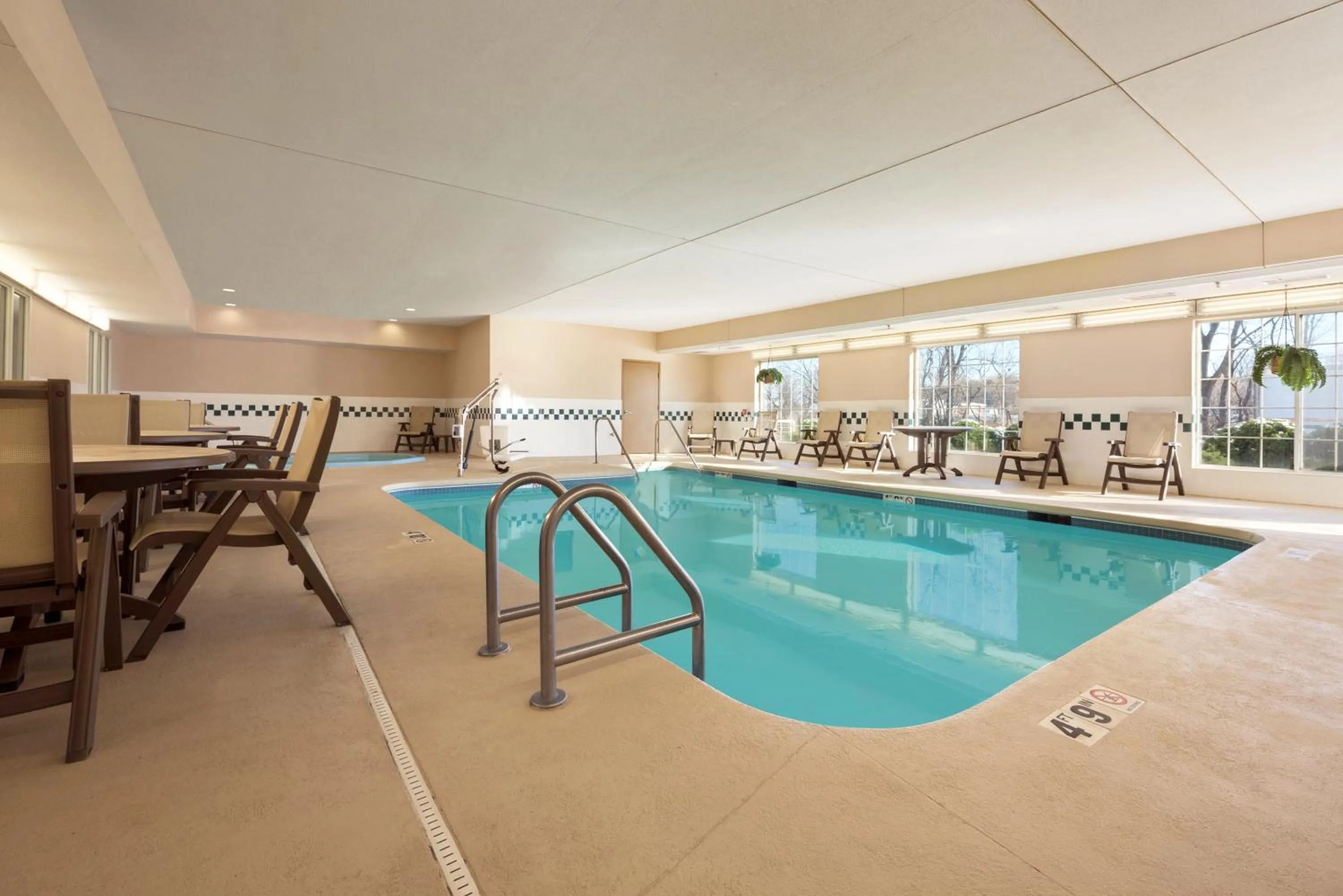 Swimming pool in Country Inn & Suites by Radisson, Clinton, IA