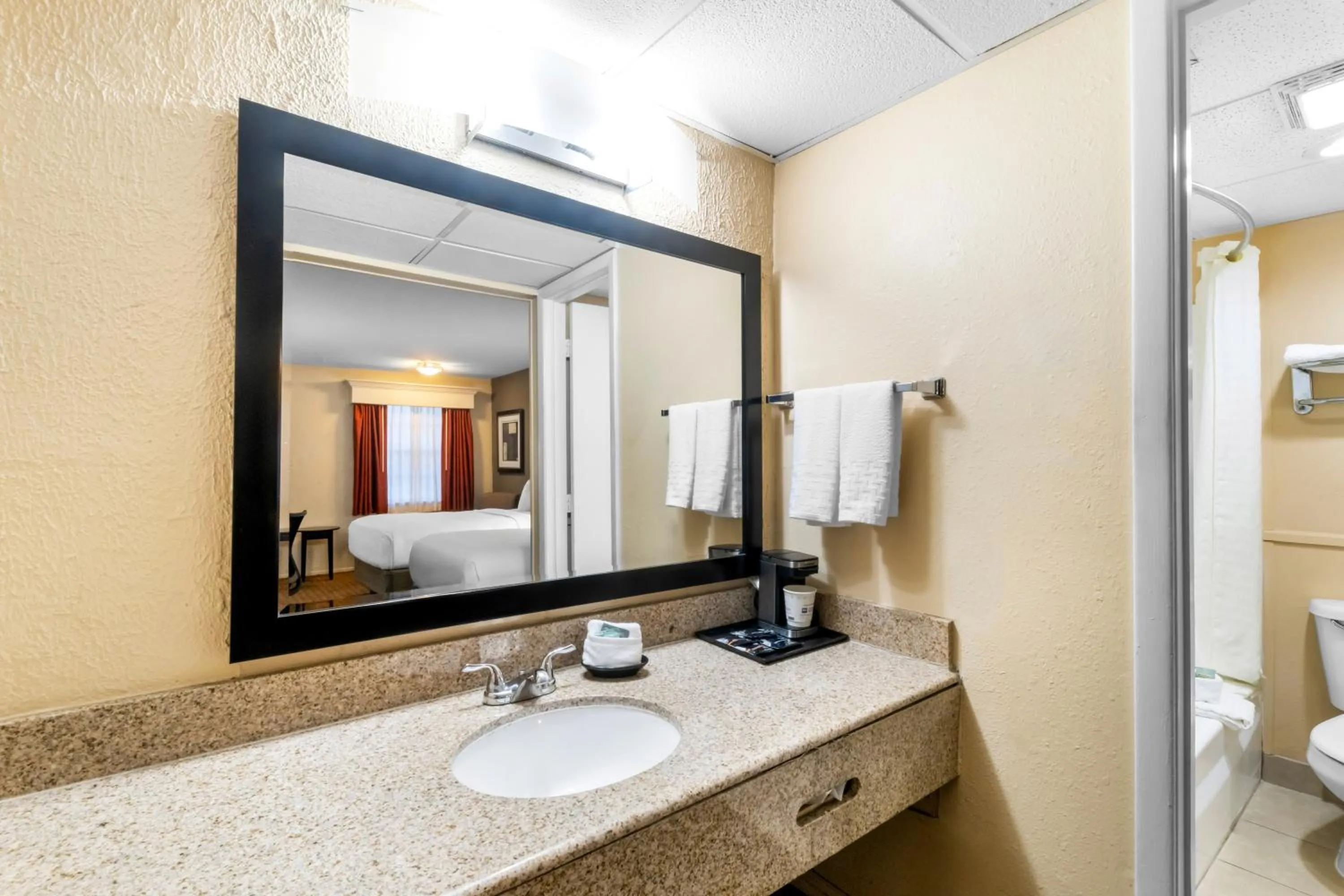 Bedroom in Best Western Markita Inn