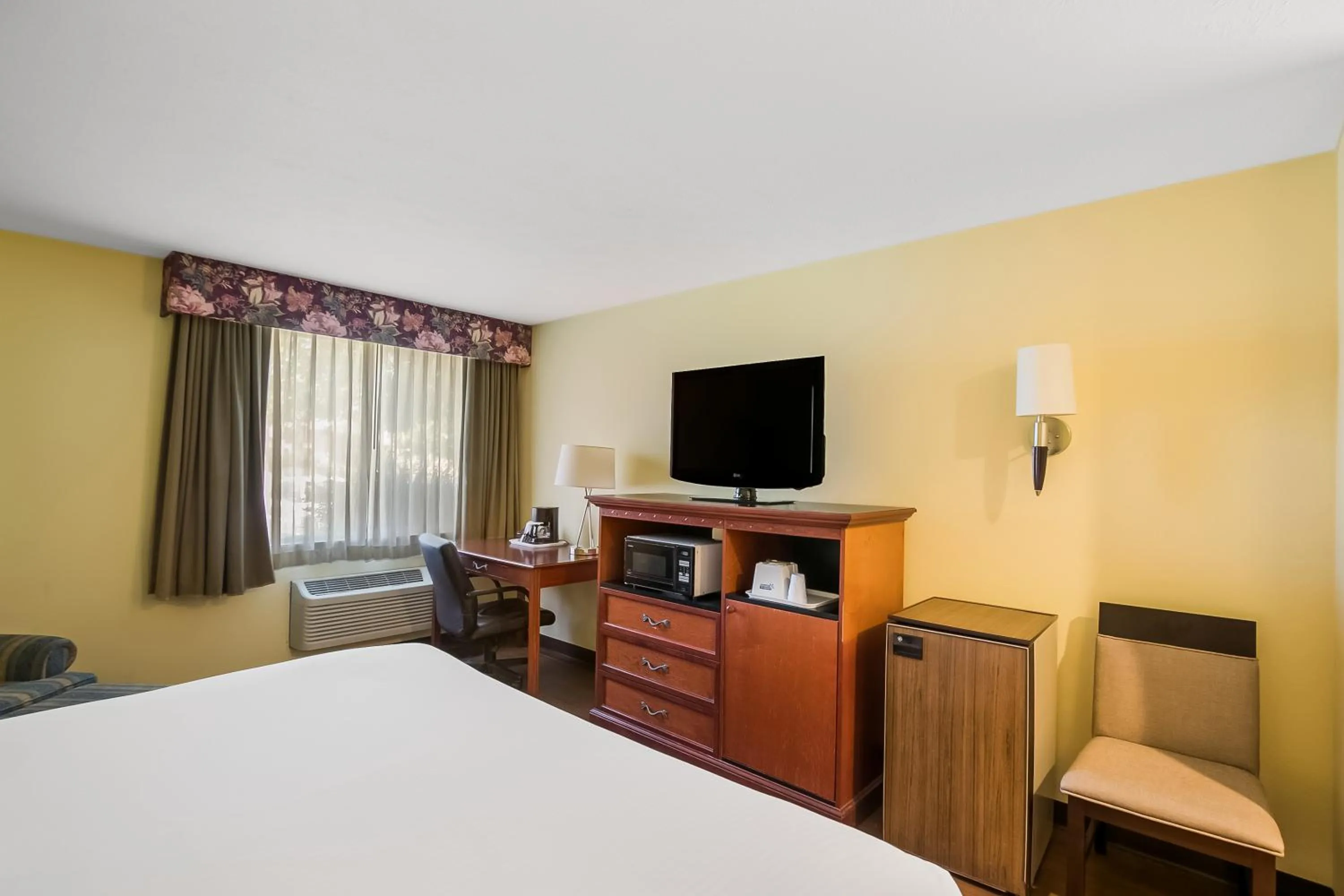 TV and multimedia, Bed in Americas Best Value Sandman Inn
