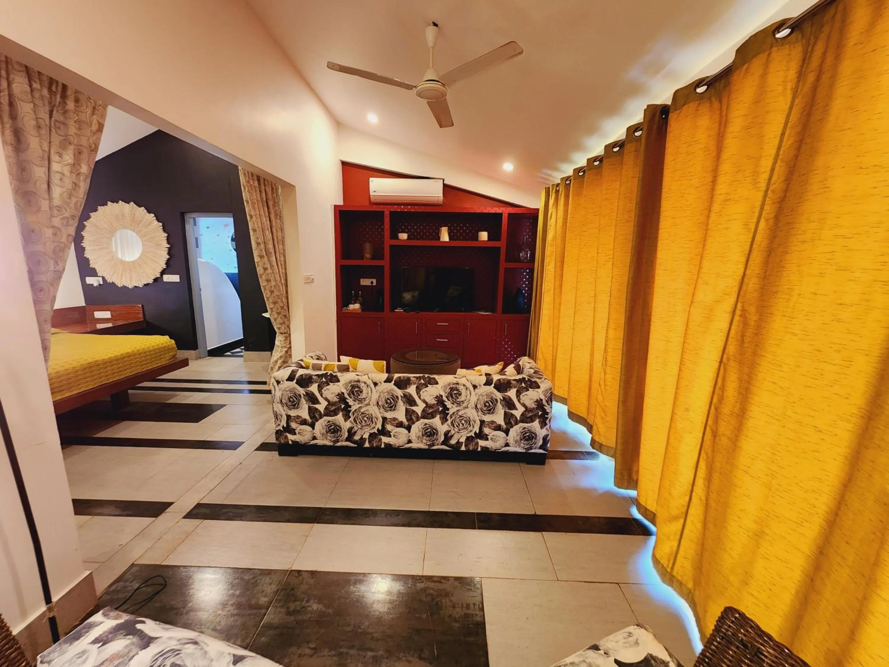 Seating area, Bed in Casa Vagator