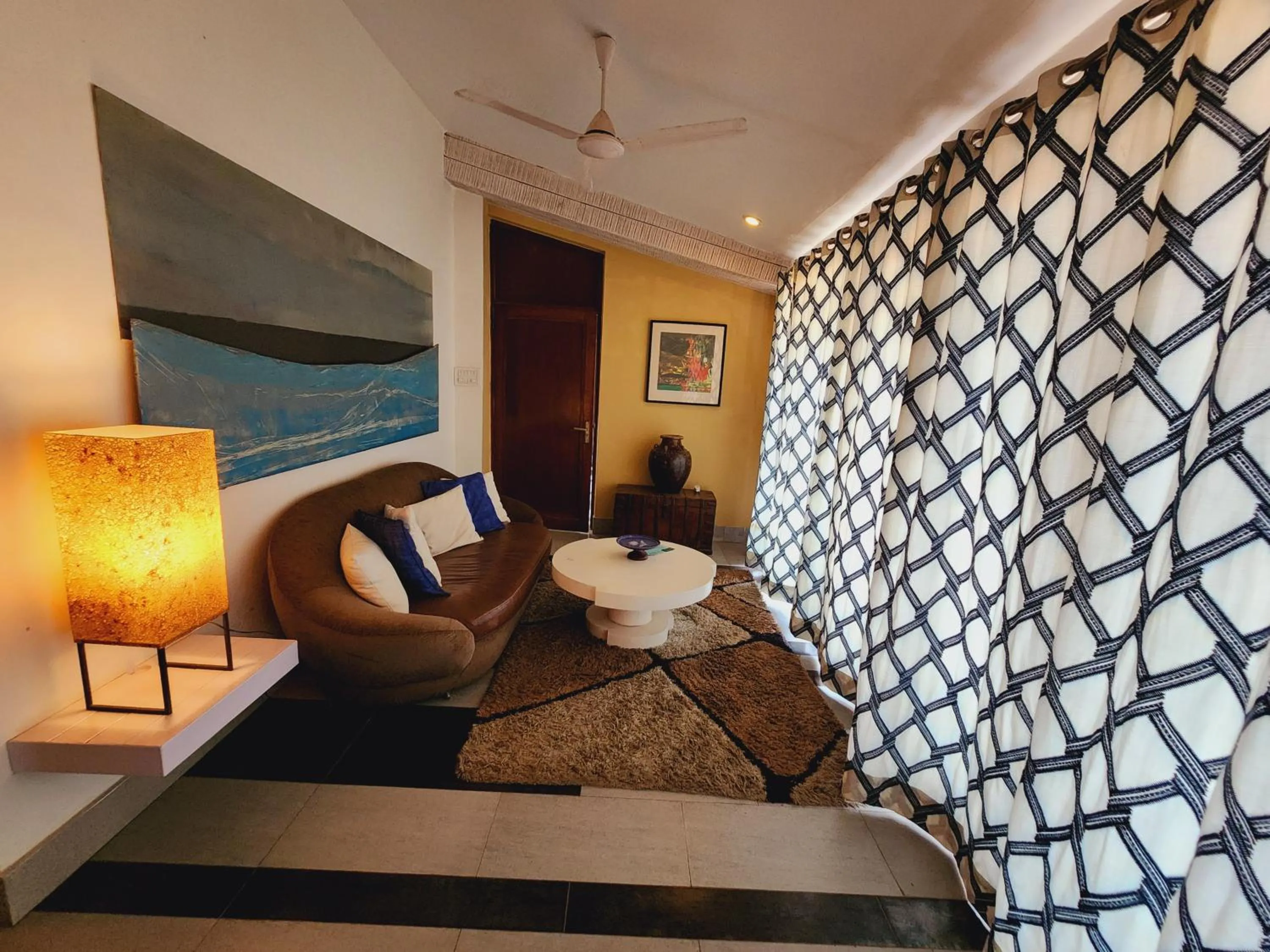 Seating area, Bed in Casa Vagator