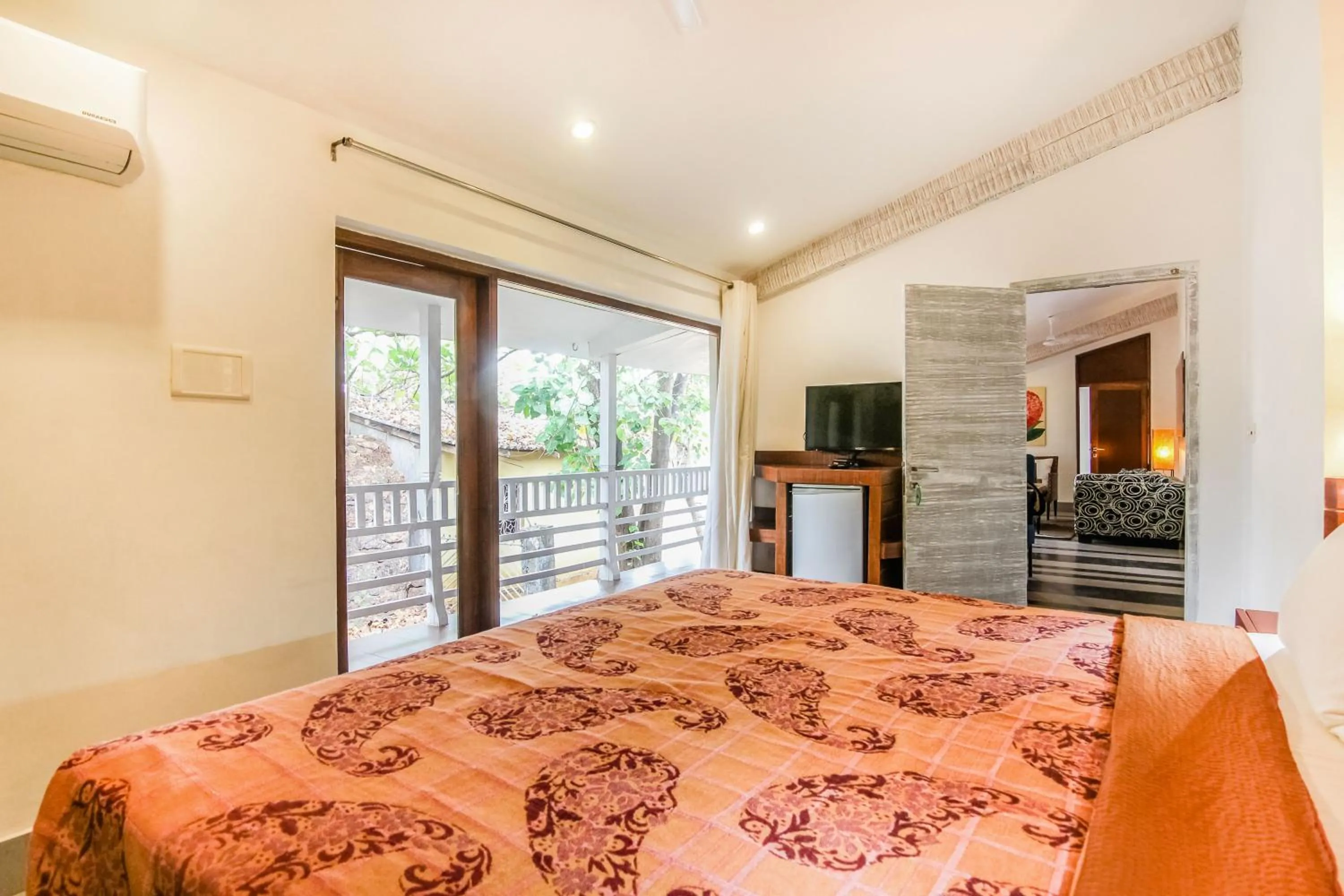 Photo of the whole room, Bed in Casa Vagator