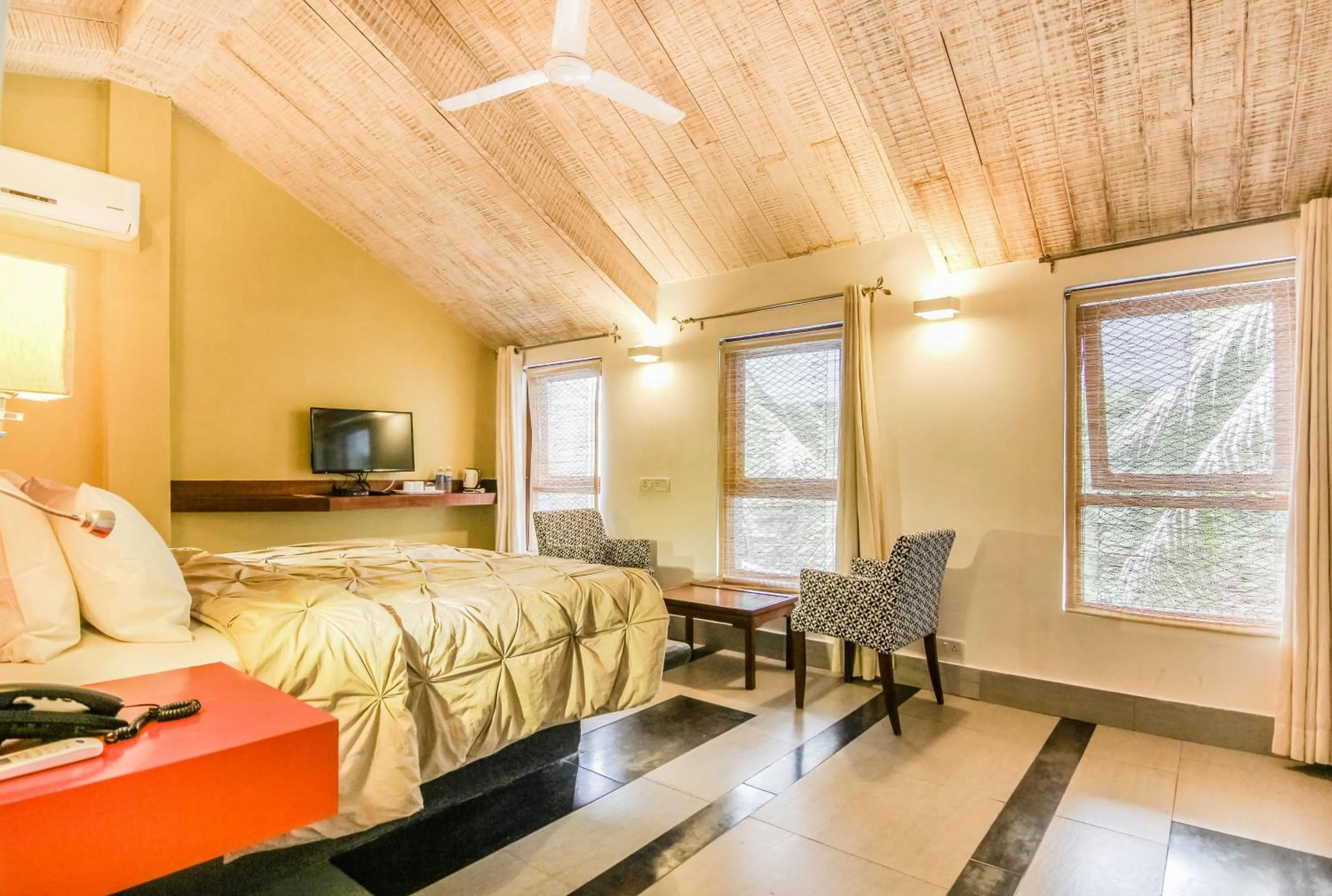 Photo of the whole room, Bed in Casa Vagator